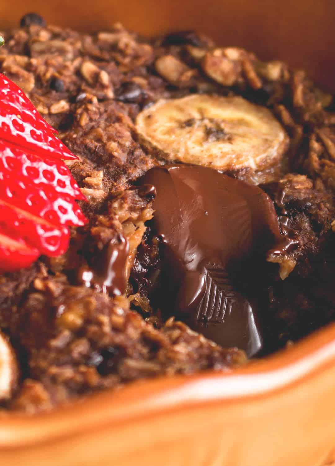 Chocolate Maca Baked Oatmeal - delicious nutirious baked oatmeal recipe you'r going to love! Full of superfoods, really tasty, and easy to make! | thehealthfulideas.com