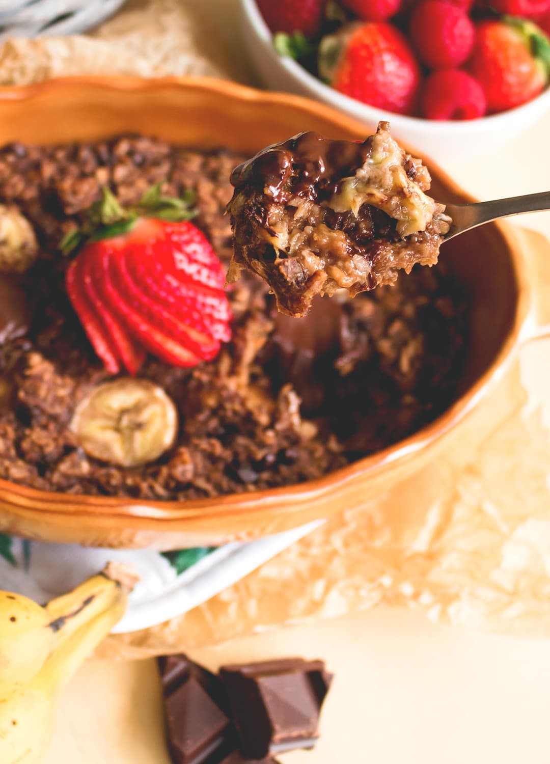 Chocolate Maca Baked Oatmeal - delicious nutirious baked oatmeal recipe you'r going to love! Full of superfoods, really tasty, and easy to make! | thehealthfulideas.com