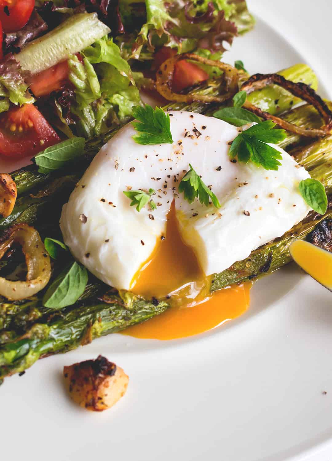 Grilled Asparagus with Poached Egg and Greens - delicious savory breakfast or bruch when you're craving something fancier. Healthy and actually really easy to make! We love this recipe! | thehealthfulideas.com