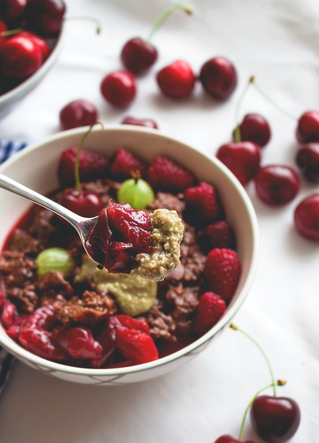Cherry Chocolate Oatmeal - healthy vegan breakfast recipe. Easy to make and really delicious! I love to make this in the summer! Cherries, cacao, plant milk, oats - that's basically it! | thehealthfulideas.com