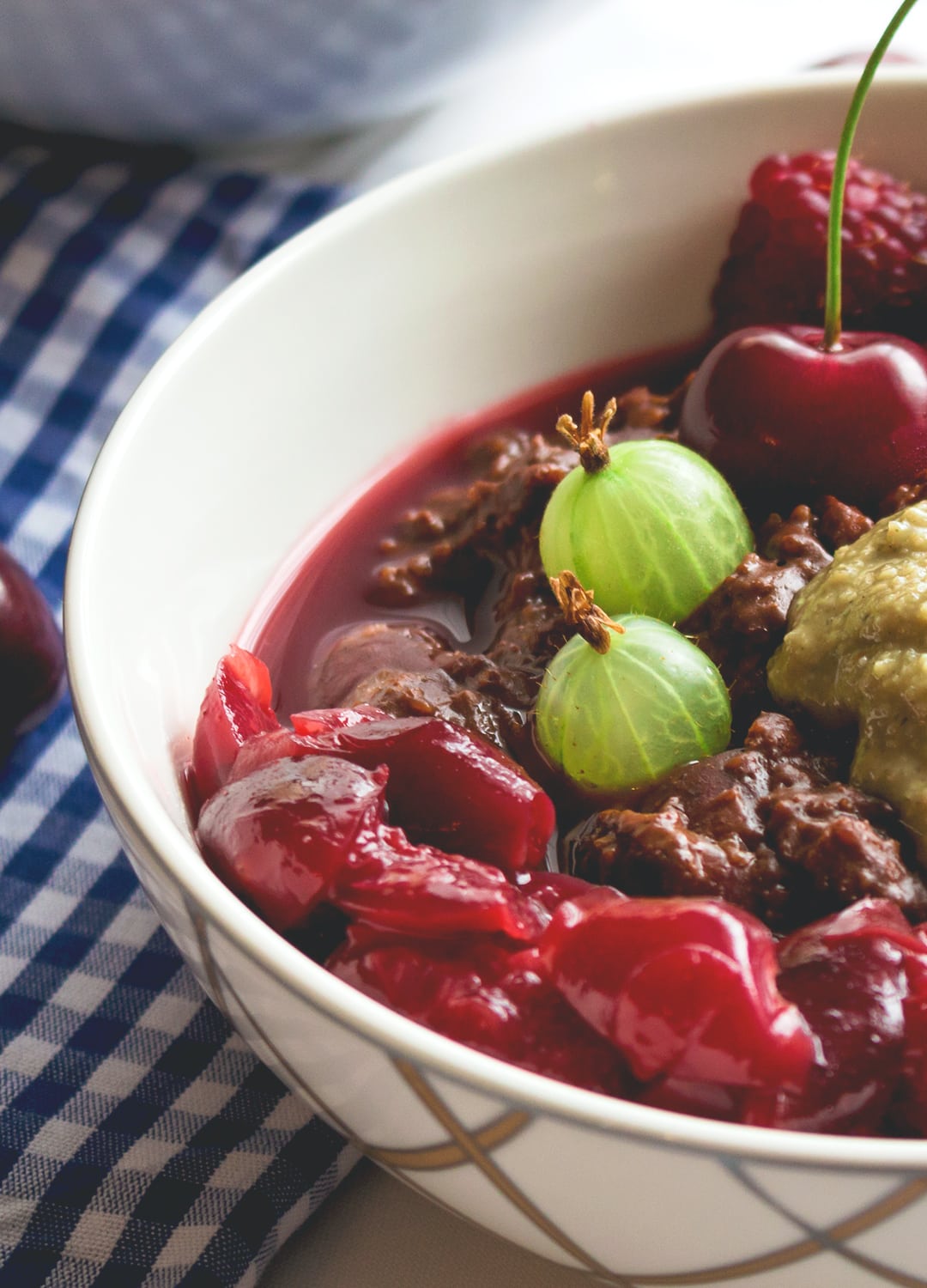 Cherry Chocolate Oatmeal - healthy vegan breakfast recipe. Easy to make and really delicious! I love to make this in the summer! Cherries, cacao, plant milk, oats - that's basically it! | thehealthfulideas.com