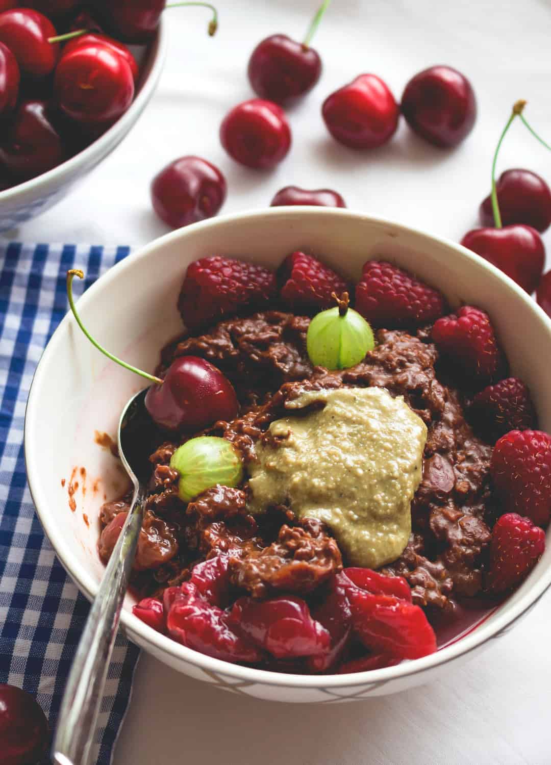 Cherry Chocolate Oatmeal - healthy vegan breakfast recipe. Easy to make and really delicious! I love to make this in the summer! Cherries, cacao, plant milk, oats - that's basically it! | thehealthfulideas.com