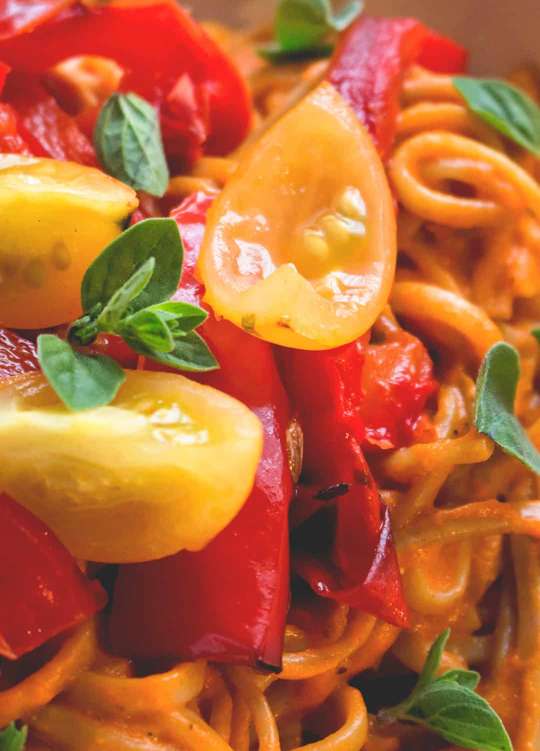 Roasted Red Bell Pepper Pasta - delicious, creamy, filling, and full of flavor! This is one of my most favorite vegan pasta recipes. | thehealthfulideas.com