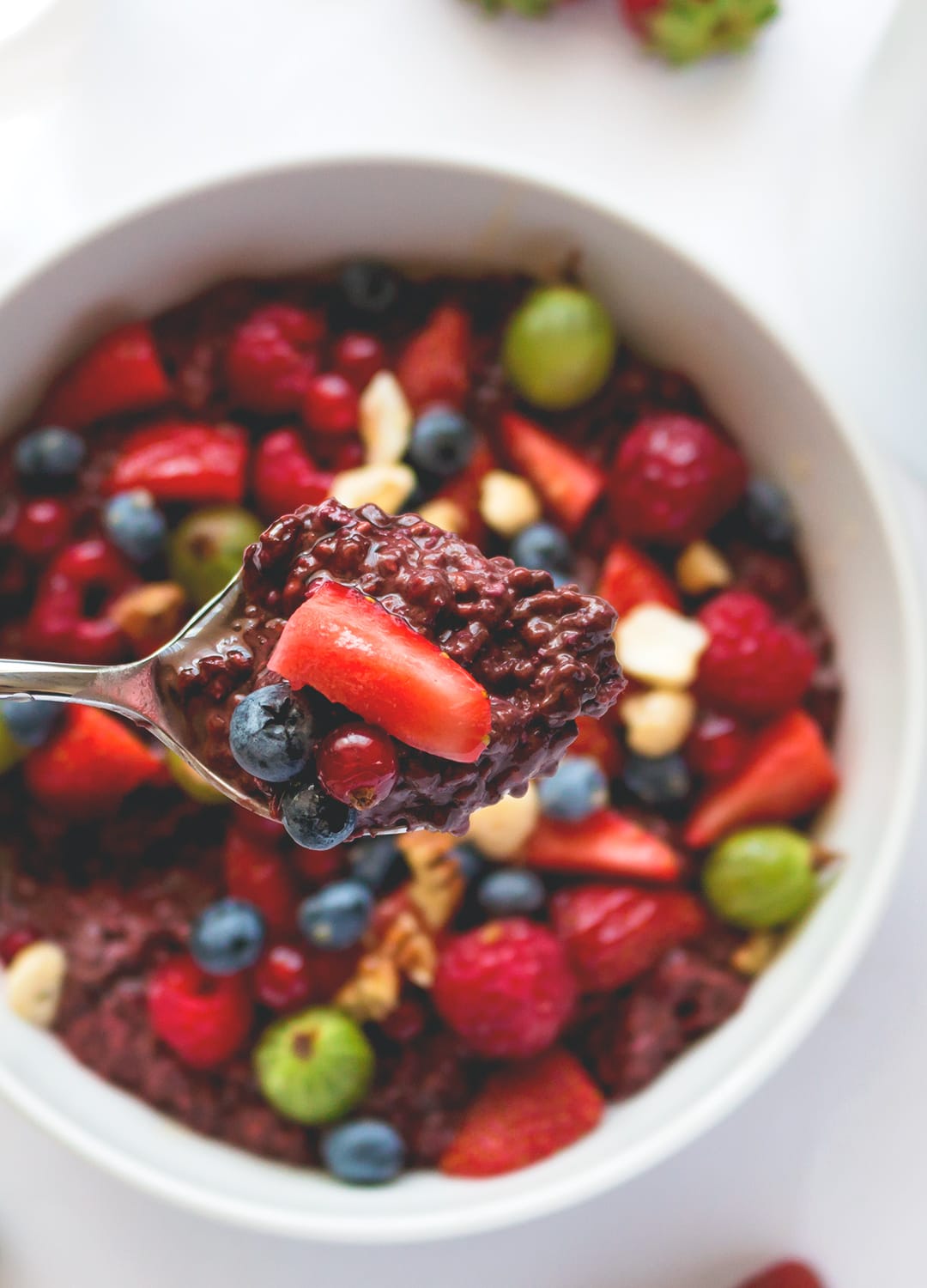 Raspberry Chia Overnight Oats with Acai - the best breakfast to start your day right. Full of raspberries, cacao, acai, and chia seeds. YUM! We love this recipe!| thehealthfulideas.com