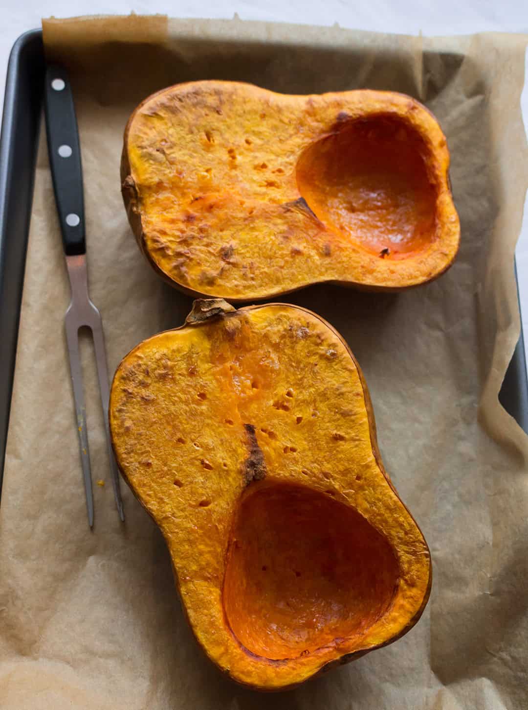 Vegan Creamy Roasted Butternut Squash Soup - roasting the squash - delicious and easy fall recipe and the ultime comfort food! It's freezer friendly so you can double the recipe to enjoy it later. | thehealthfulideas.com