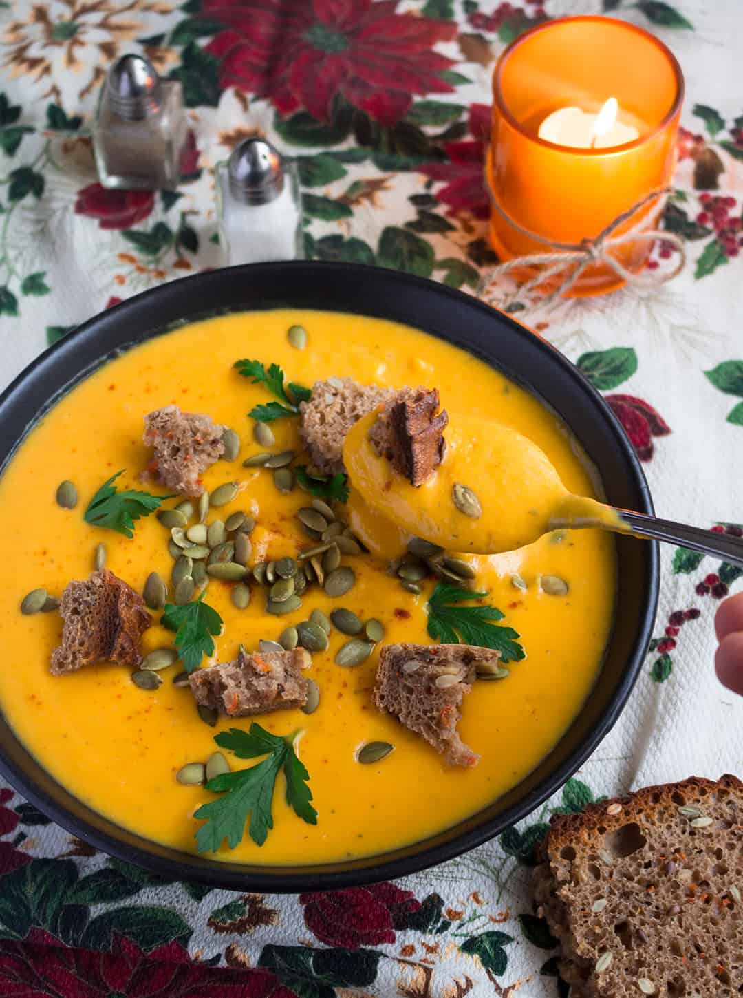 Vegan Creamy Roasted Butternut Squash Soup - delicious and easy fall recipe and the ultime comfort food! It's freezer friendly so you can double the recipe to enjoy it later. | thehealthfulideas.com