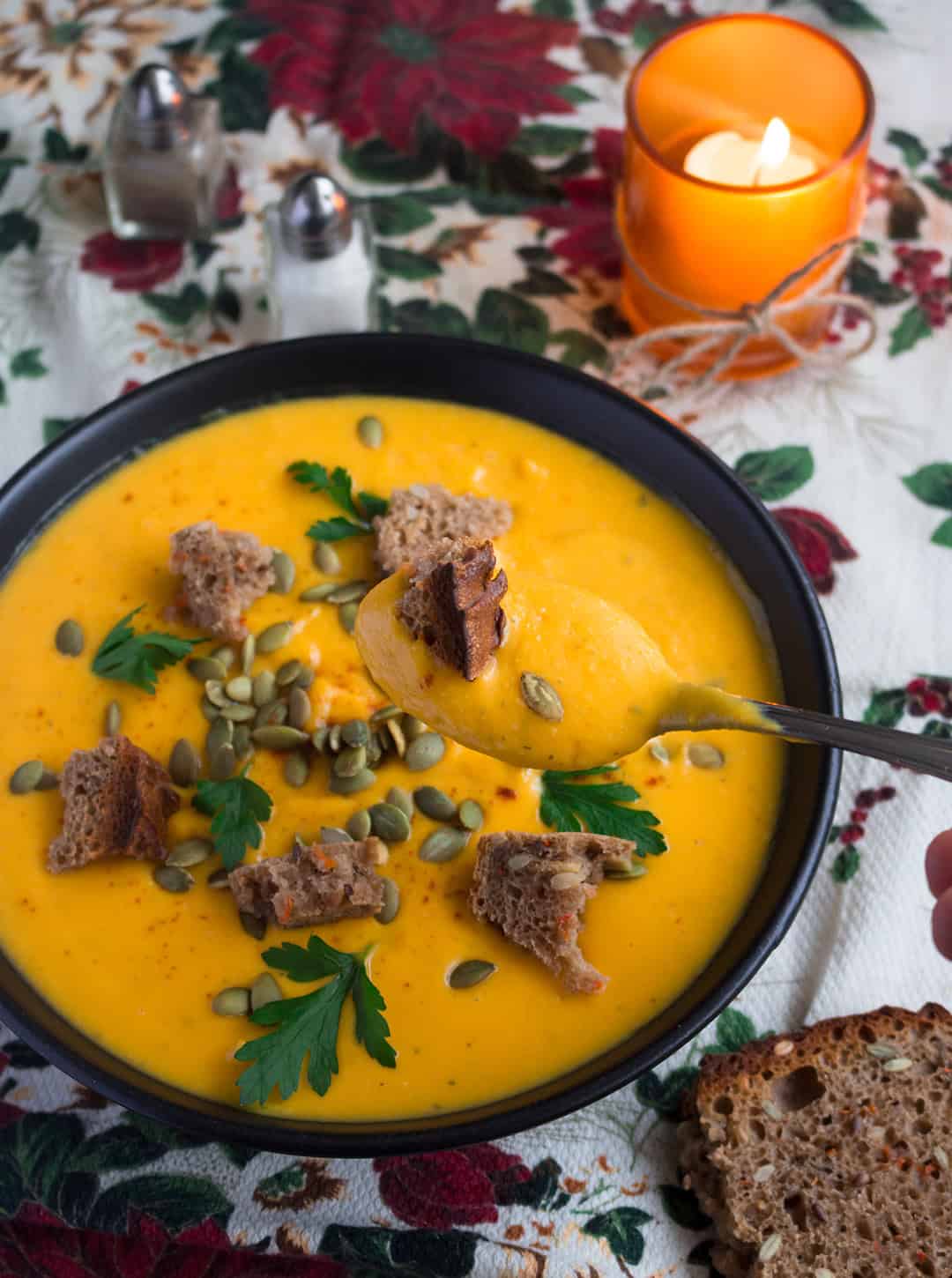 Vegan Creamy Roasted Butternut Squash Soup - delicious and easy fall recipe and the ultime comfort food! It's freezer friendly so you can double the recipe to enjoy it later. | thehealthfulideas.com