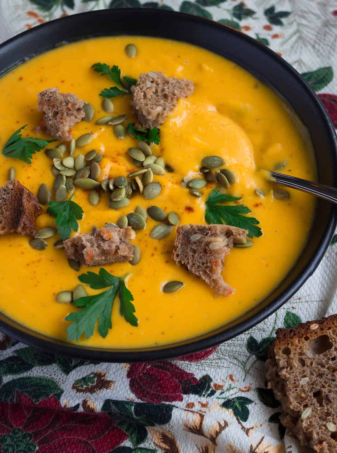 Vegan Creamy Roasted Butternut Squash Soup - delicious and easy fall recipe and the ultime comfort food! It's freezer friendly so you can double the recipe to enjoy it later. | thehealthfulideas.com