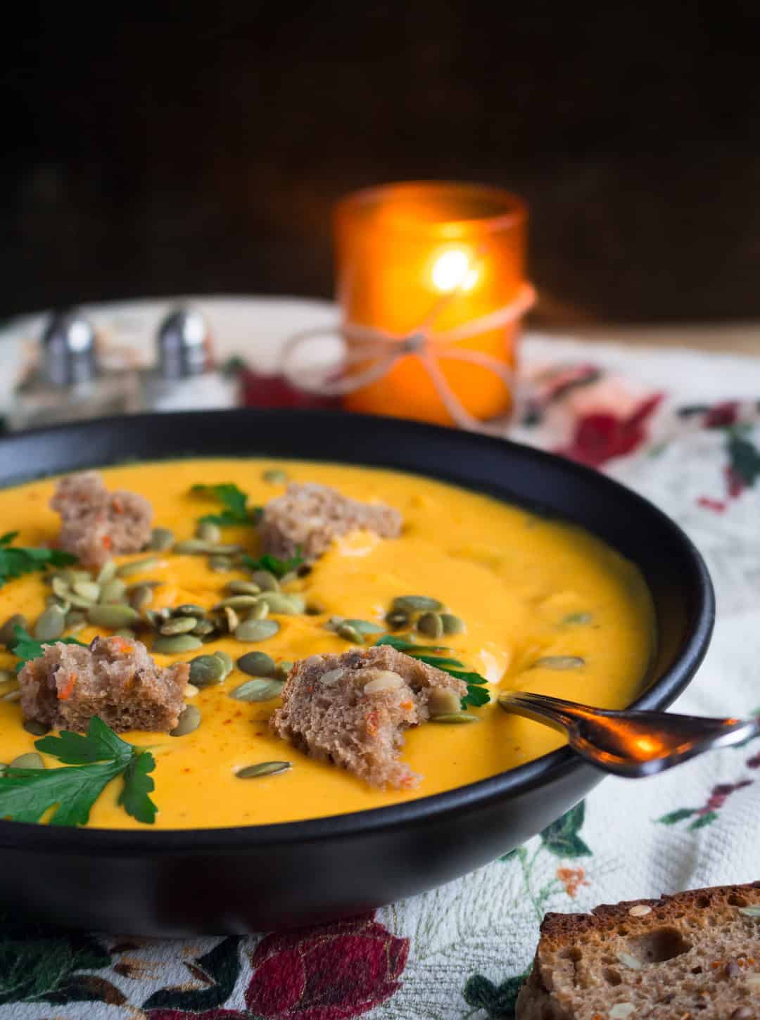 Vegan Creamy Roasted Butternut Squash Soup - delicious and easy fall recipe and the ultime comfort food! It's freezer friendly so you can double the recipe to enjoy it later. | thehealthfulideas.com