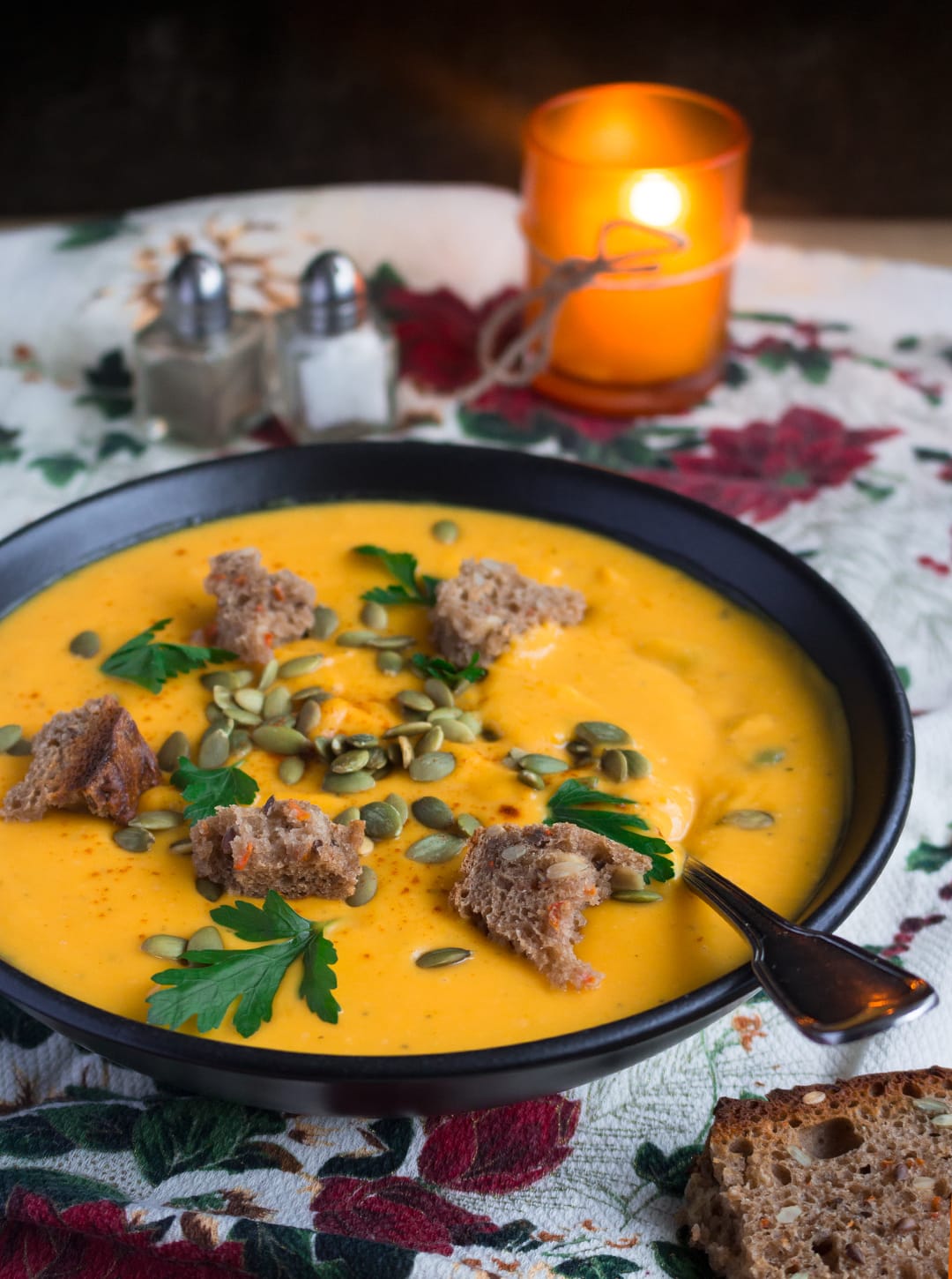 Vegan Creamy Roasted Butternut Squash Soup - delicious and easy fall recipe and the ultime comfort food! It's freezer friendly so you can double the recipe to enjoy it later. | thehealthfulideas.com