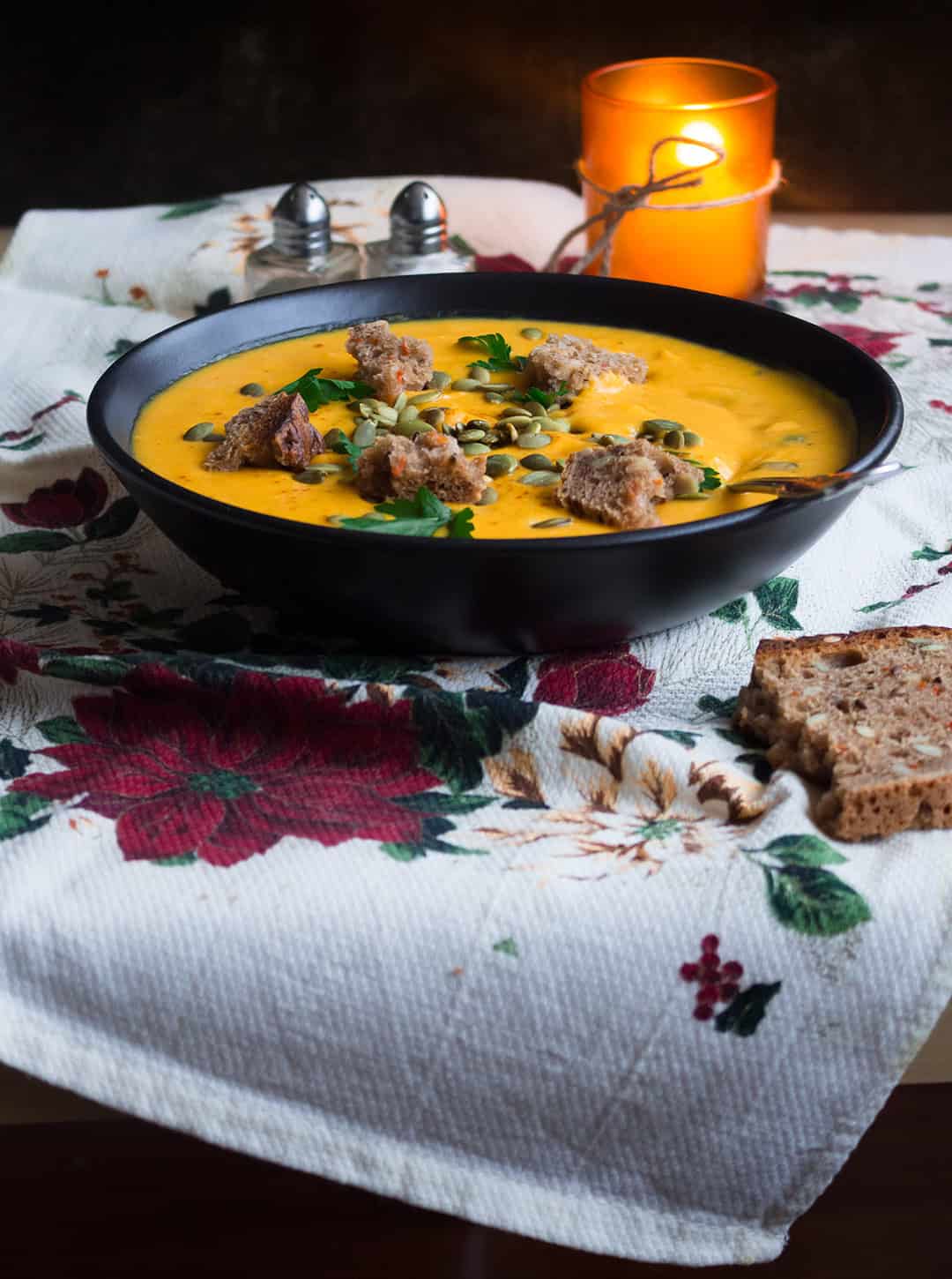 Vegan Creamy Roasted Butternut Squash Soup - delicious and easy fall recipe and the ultime comfort food! It's freezer friendly so you can double the recipe to enjoy it later. | thehealthfulideas.com