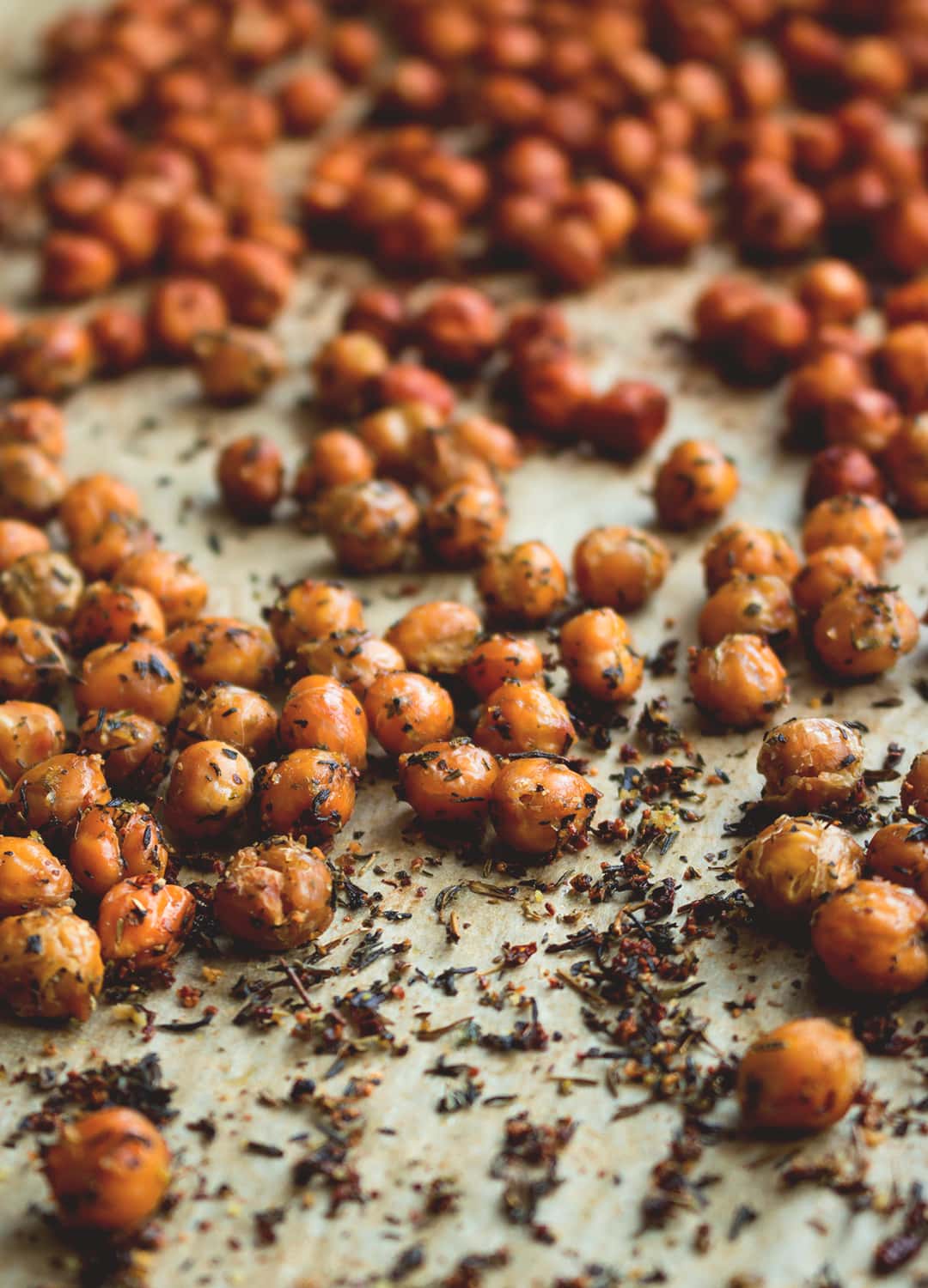 Crunchy Chickpeas 2 ways - healthy snack full of protein! You won't believe how easy it is to make! Full of amazing nurturing ingredients, you'll never eat store bought salty snacks again! Vegan, GF | thehealthfulideas.com