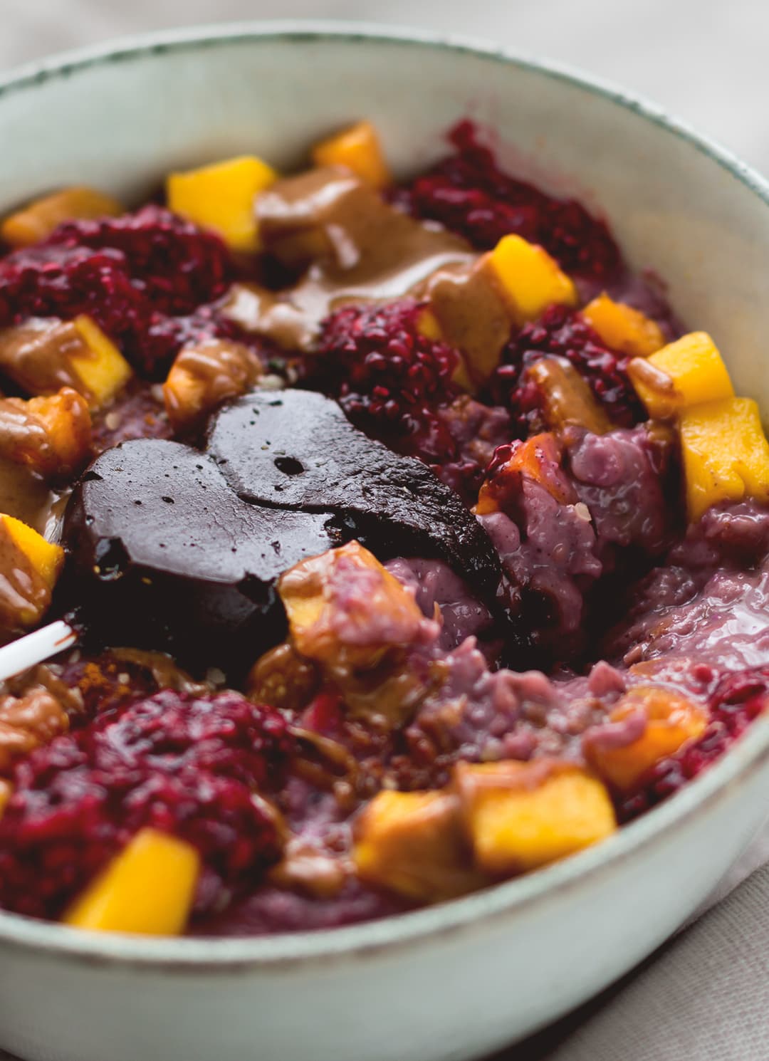 Pink Raspberry Acai Oatmeal is my new favorite breakfast! What day of the week would you say no to a bowl of delicious pink oatmeal? It's hearty, creamy, satisfying, and amazing for brightening a cold gloomy morning! | thehealthfulideas.com