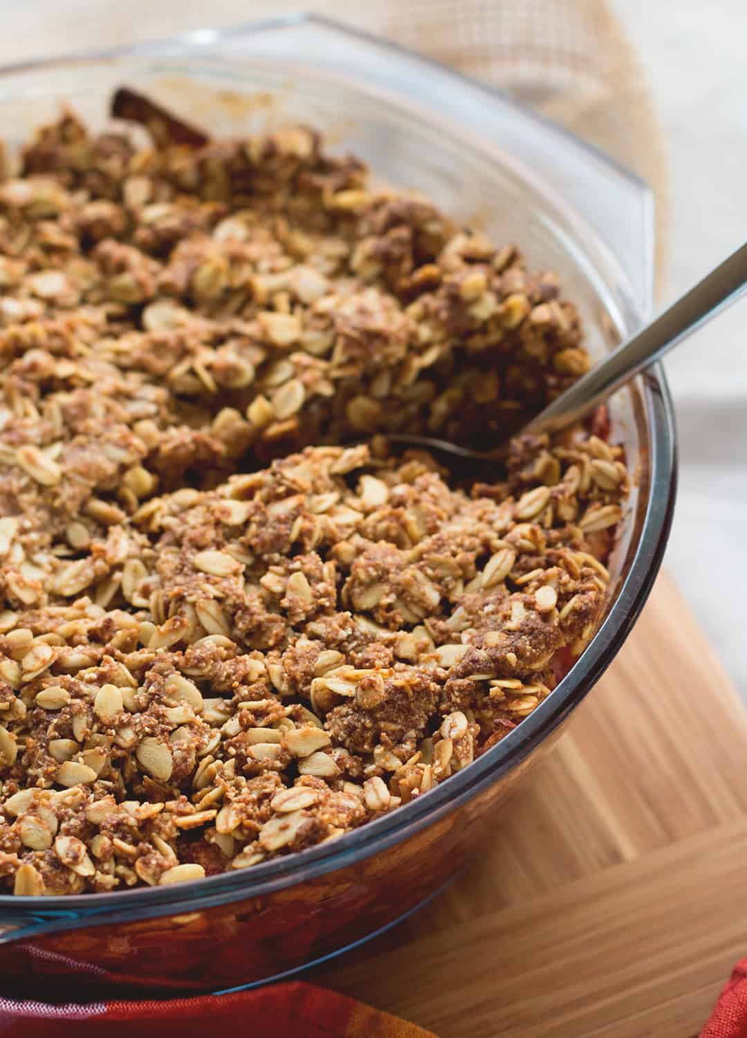 Cardamom Raspberry Apple Crumble - delicious and healthy twist on regular apple crumble. The cardamom with combination with the raspberries give it a great flavor and the oats a great crunch. (Vegan and Gluten-free!) | thehealthfulideas.com