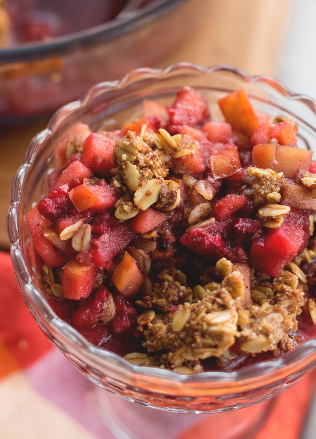 Cardamom Raspberry Apple Crumble - delicious and healthy twist on regular apple crumble. The cardamom with combination with the raspberries give it a great flavor and the oats a great crunch. (Vegan and Gluten-free!) | thehealthfulideas.com