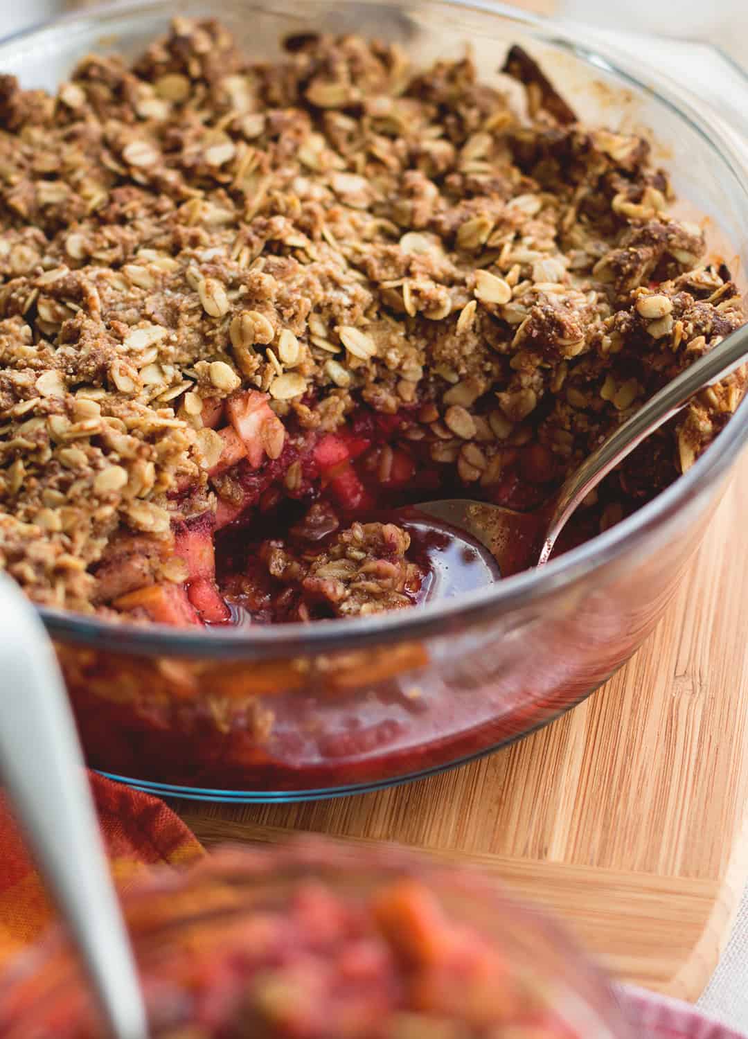 Cardamom Raspberry Apple Crumble - delicious and healthy twist on regular apple crumble. The cardamom with combination with the raspberries give it a great flavor and the oats a great crunch. (Vegan and Gluten-free!) | thehealthfulideas.com