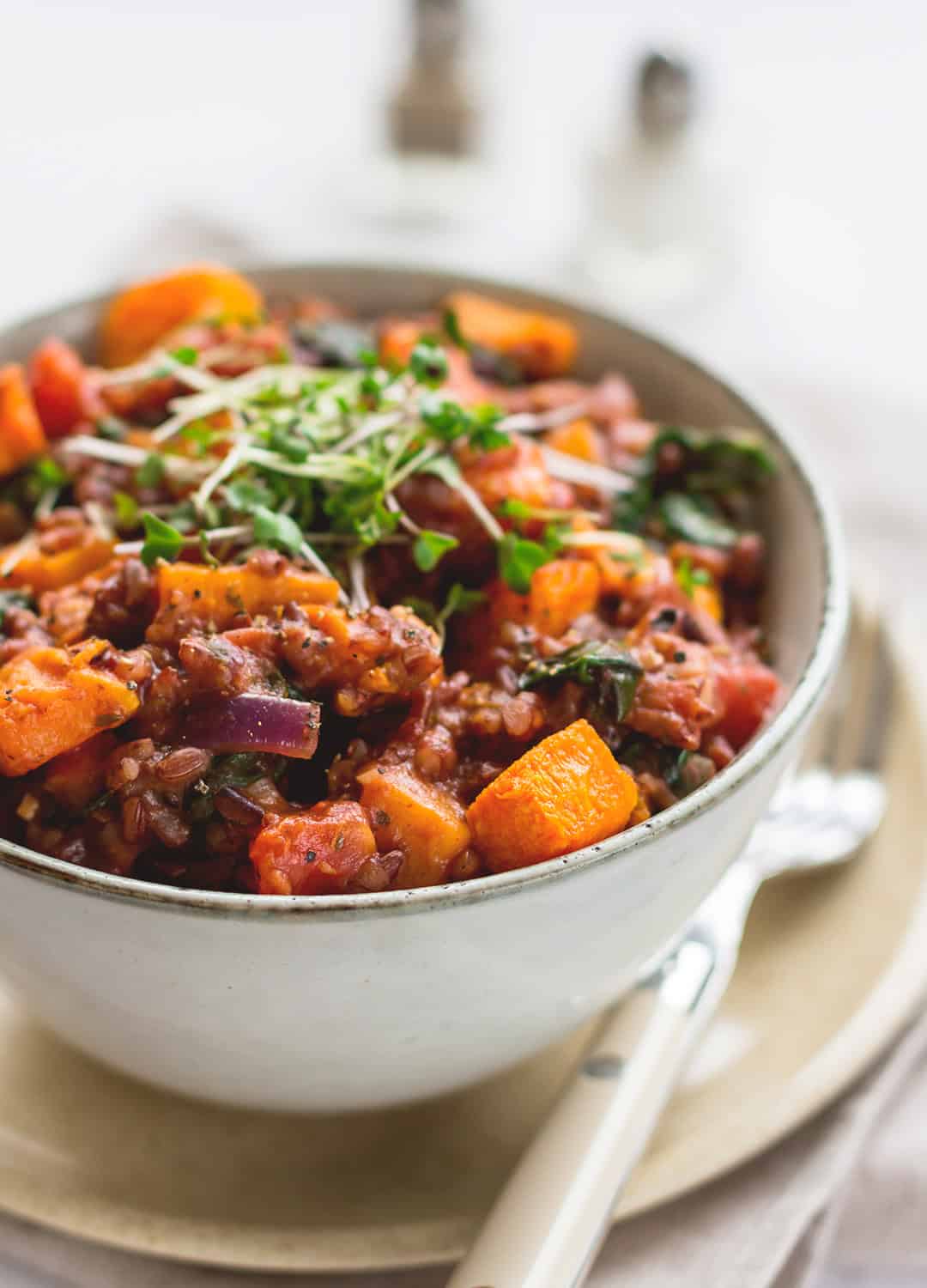 Butternut Squash Risotto with Spinach and Tomatoes - a delicious hearty vegan dinner. Only 4 main ingredients! Plus onion, garlic, dried herbs, salt and pepper! So simple SO YUM. | thehealthfulideas.com