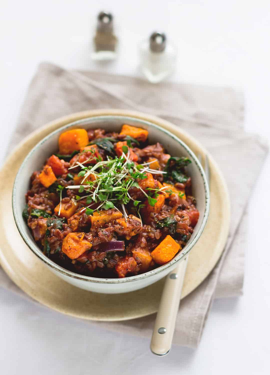 Butternut Squash Risotto with Spinach and Tomatoes - a delicious hearty vegan dinner. Only 4 main ingredients! Plus onion, garlic, dried herbs, salt and pepper! So simple SO YUM. | thehealthfulideas.com