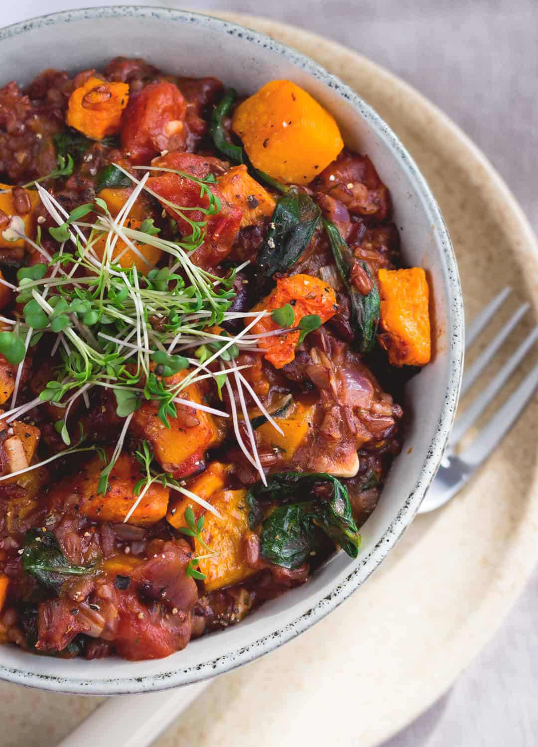 Butternut Squash Risotto with Spinach and Tomatoes - a delicious hearty vegan dinner. Only 4 main ingredients! Plus onion, garlic, dried herbs, salt and pepper! So simple SO YUM. | thehealthfulideas.com