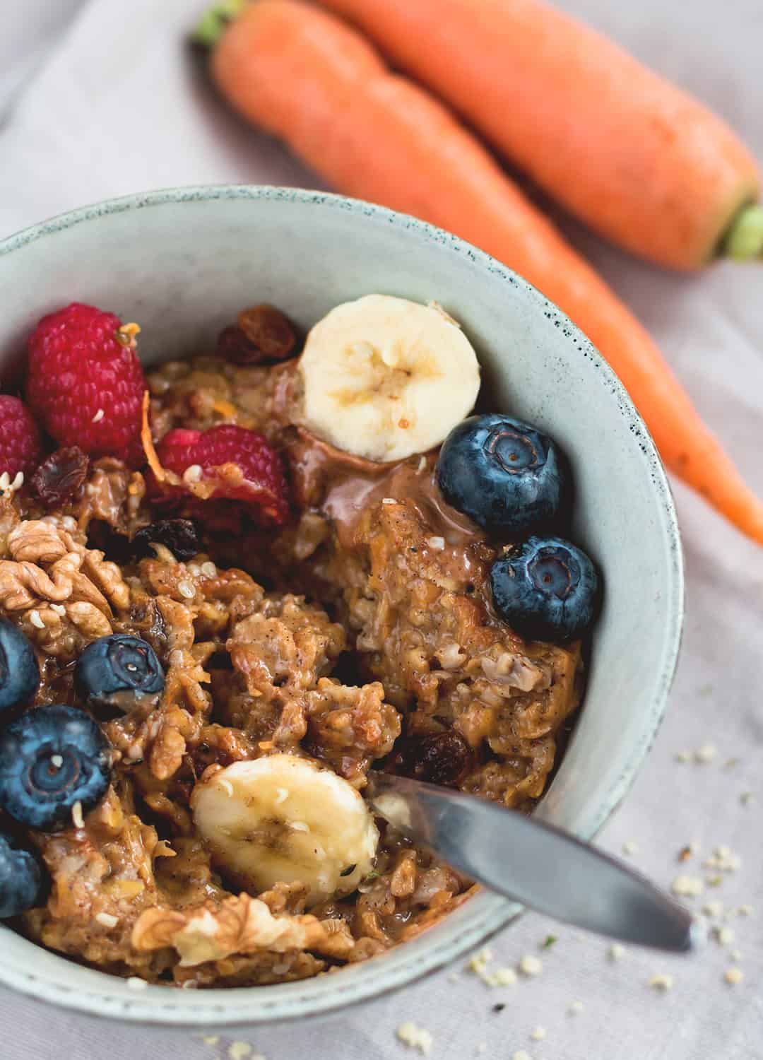 Creamy Vegan Carrot Cake Oatmeal - delicious zesty vegan bowl of awesomeness. I absolutely LOVE this recipe! It's easy, healthy, and really tasty! | thehealthfulideas.com