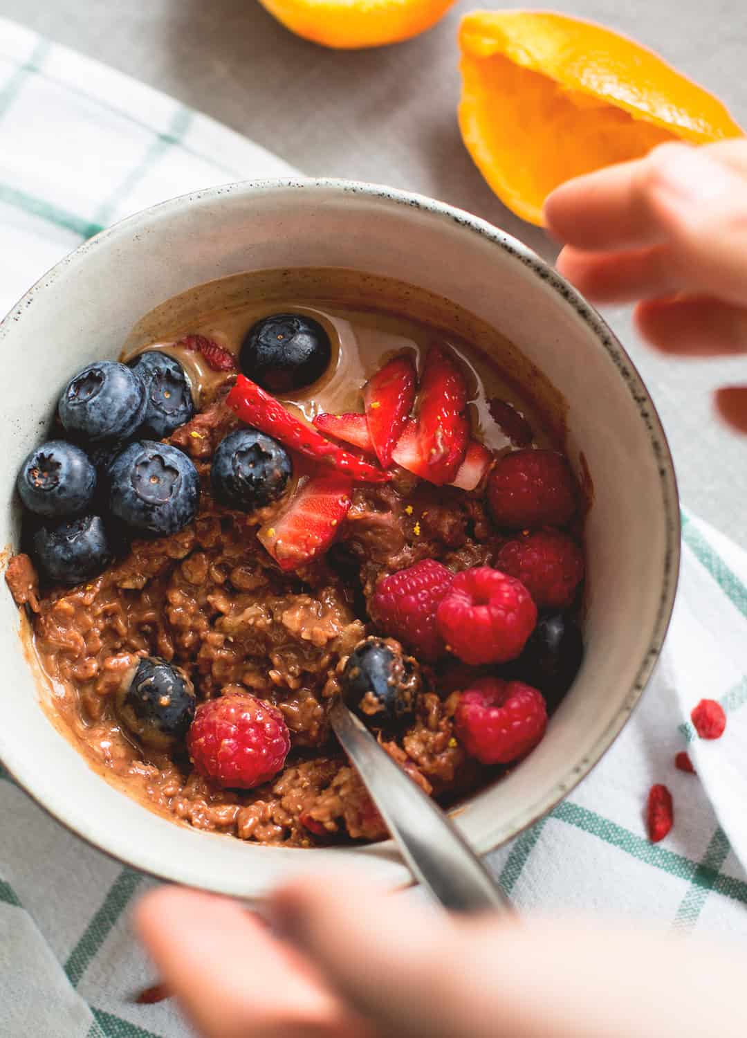 Chocolate Oatmeal with Orange Zest - delicious chocolatey oatmeal recipes that's easy to make and really tasty! I love the orange chocolate combiniation! This literally tastes like a dessert. Vegan, gluten-free, and good for you! | thehealthfulideas.com 