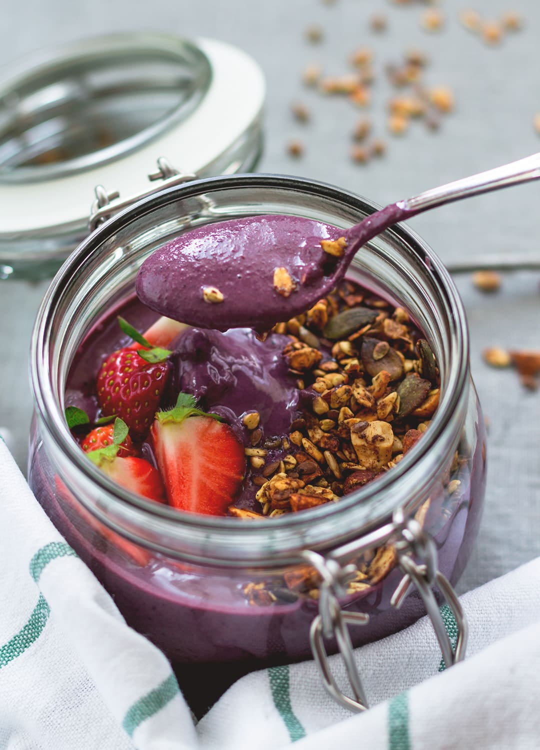 Raw Maqui Berry Buckwheat Porridge - raw soaked buckwheat, maqui berry powder, cacao, frozen berries, and a couple more delicious ingredients. I love this recipe, it's my go to breafast! So easy, healthy, and satisfying! | thehealthfulideas.com