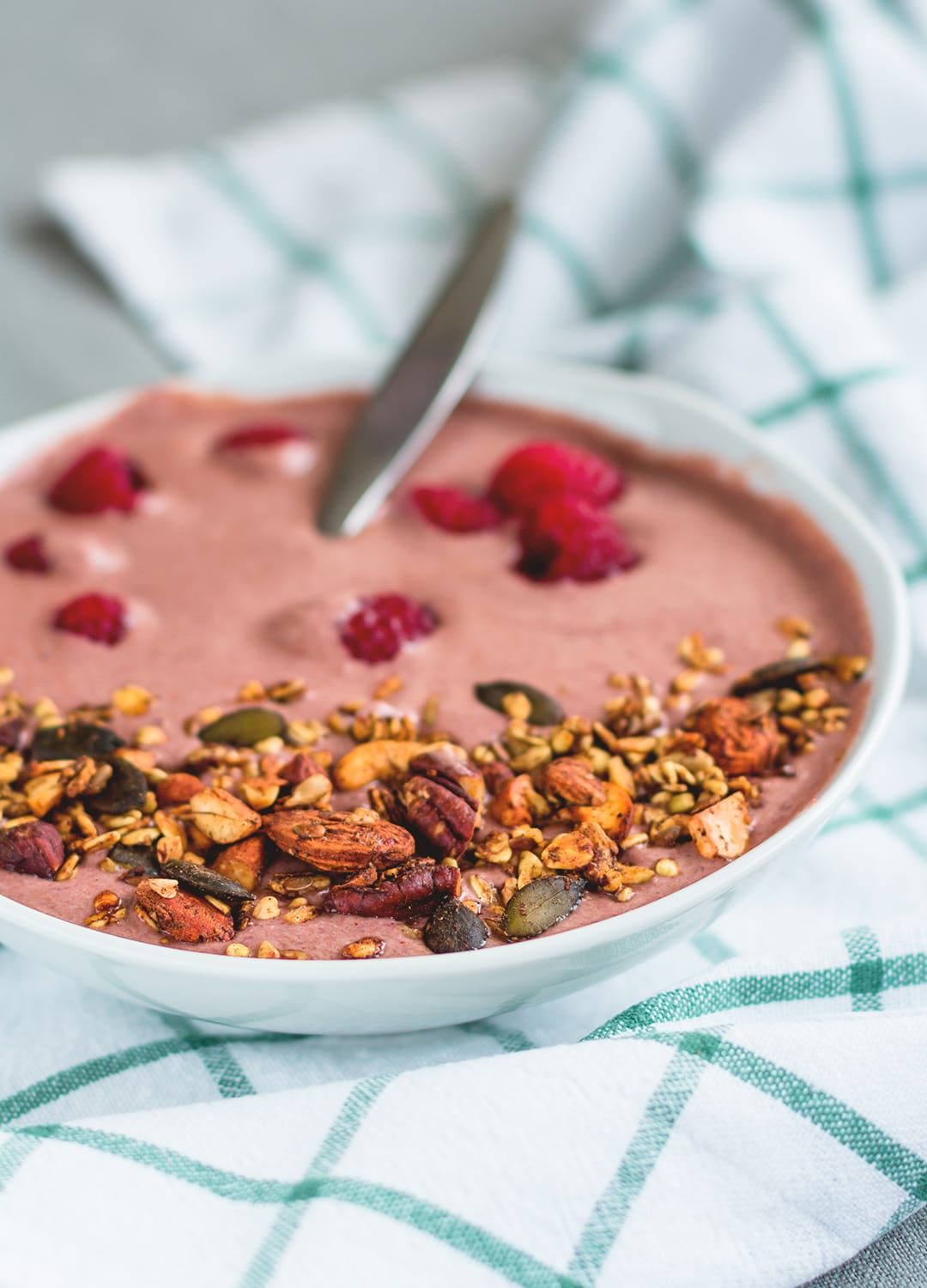 Raw Sour Cherry Chocolate Buckwheat Porridge - delicious chocolatey raw porridge full of vitamins and minerals. I love this recipes, it's my favorite this spring! Creamy, satysfying, fruity, and so good for you! | thehealthfulideas.com