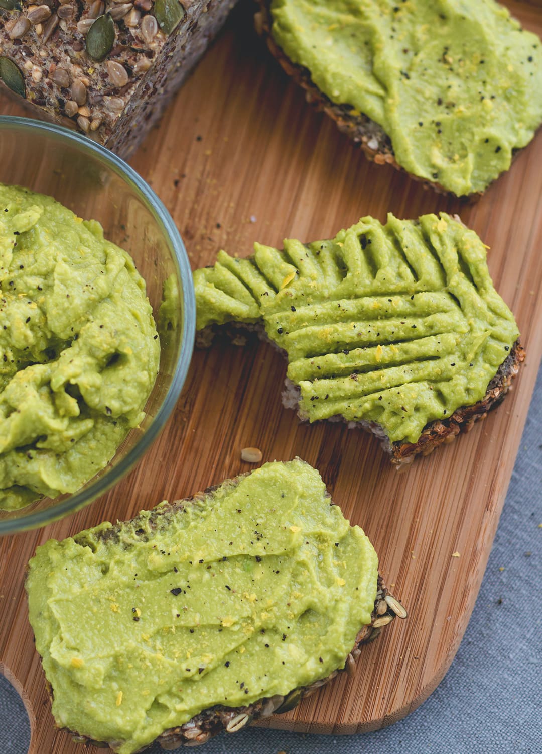 The Best Cheesy Vegan Avocado Spread - healthy and delicious spread you can whip up in a matter of minutes. I love this recipe! Avocado, nutritional yeast, and spices - nothing more! vegan & gluten-free | thehealthfulideas.com