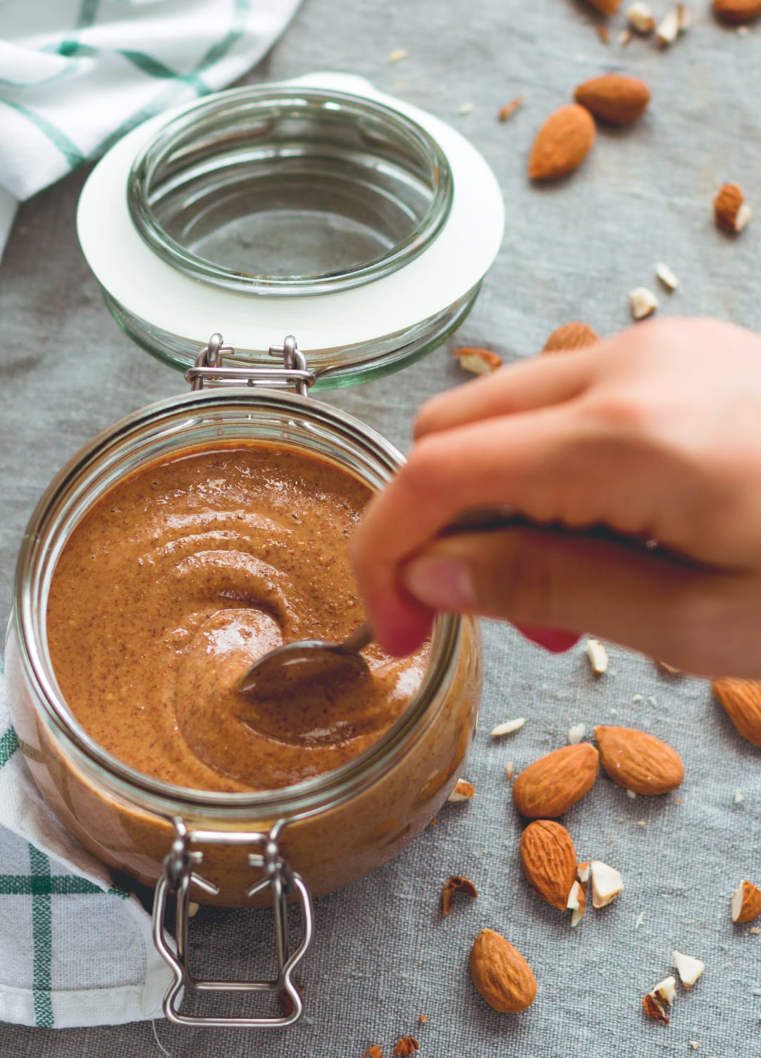 How to Make Almond Butter - homemade almond butter is much tastier than store-bought and extremely easy to make! You'll love making your own. Enjoy plain or try one of my recommended flavors! | thehealthfulideas.com