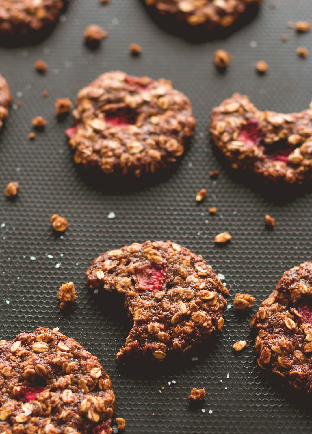 Strawberry Coconut Sugar Cookies - delicious vegan summer cookies. We love this recipe! They're chewy, sweet, full of strawberry flavor and absolutely heavenly. Gluten-free, vegan, and without any processed sugar. | thehealthfulideas.com
