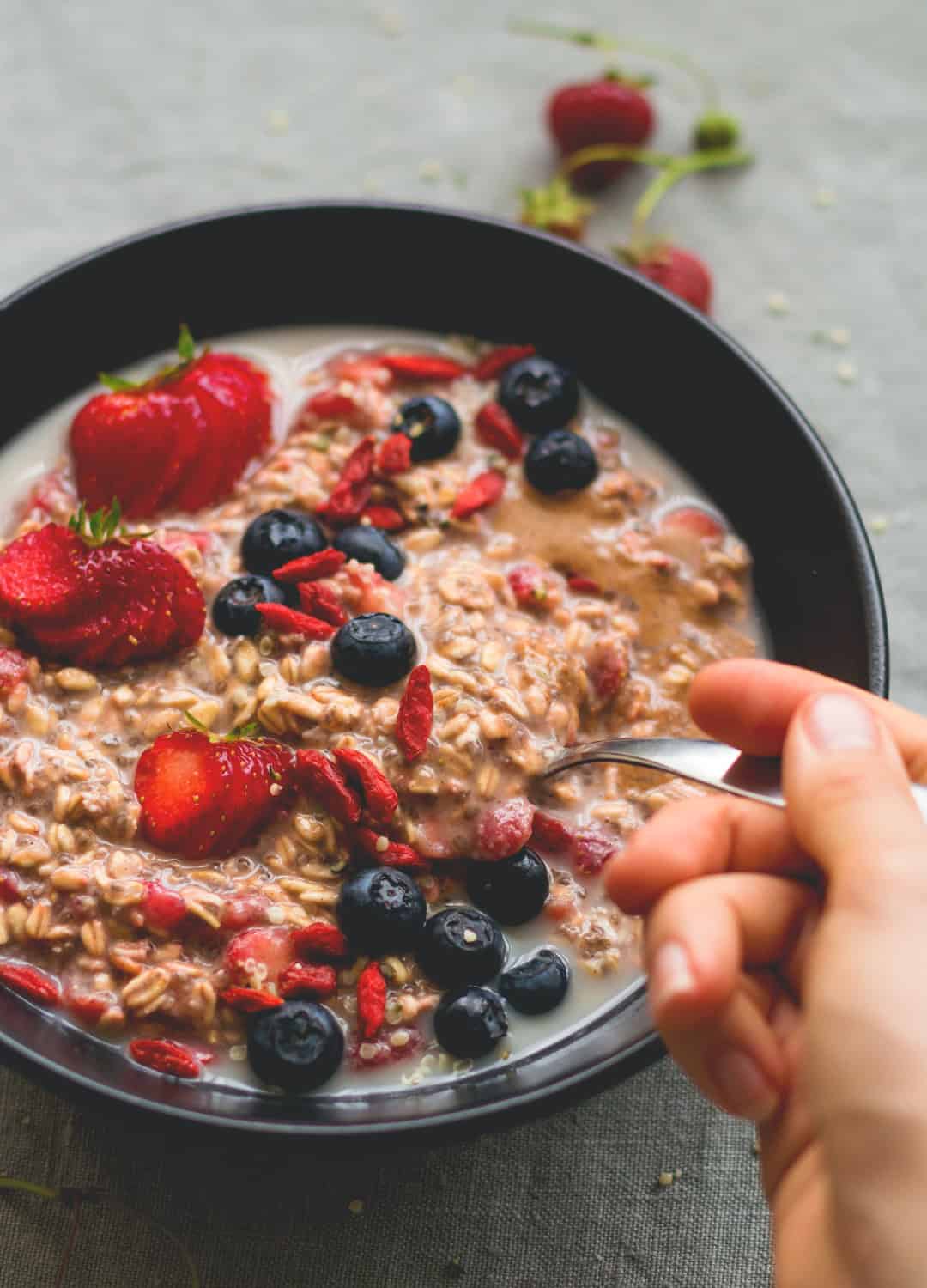 Strawberry Overnight Oats - delicious breakfast for busy days. I love this recipe, it's easy, healthy, and filling. Oats, strawberries, chia seeds, milk, and sweetener - so easy! | thehealthfulideas.com