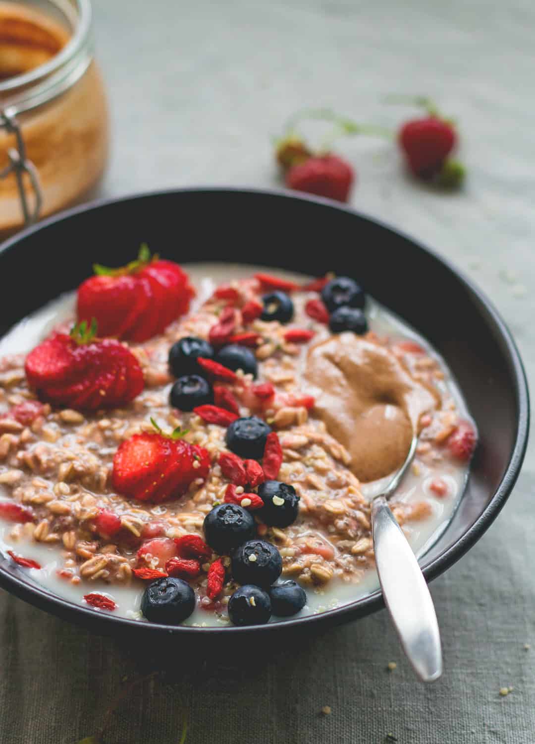 Strawberry Overnight Oats - delicious breakfast for busy days. I love this recipe, it's easy, healthy, and filling. Oats, strawberries, chia seeds, milk, and sweetener - so easy! | thehealthfulideas.com