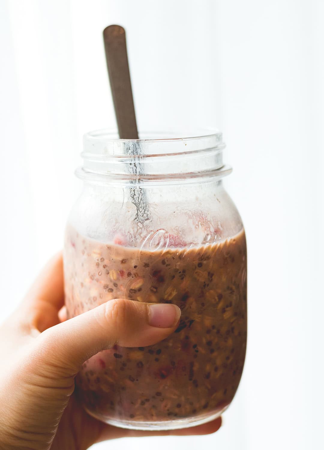 Strawberry Overnight Oats - delicious breakfast for busy days. I love this recipe, it's easy, healthy, and filling. Oats, strawberries, chia seeds, milk, and sweetener - so easy! | thehealthfulideas.com