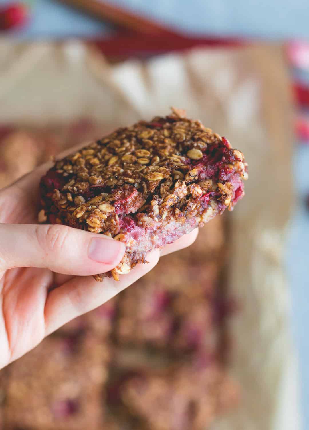 Strawberry Rhubarb Breakfast Oat Bars - delicious breakfast bars that taste totally like a dessert. You'll love this recipe. The rhubarb strawberry combination with maple syrup is divine! It tastes like marzipan! | thehealthfulideas.com