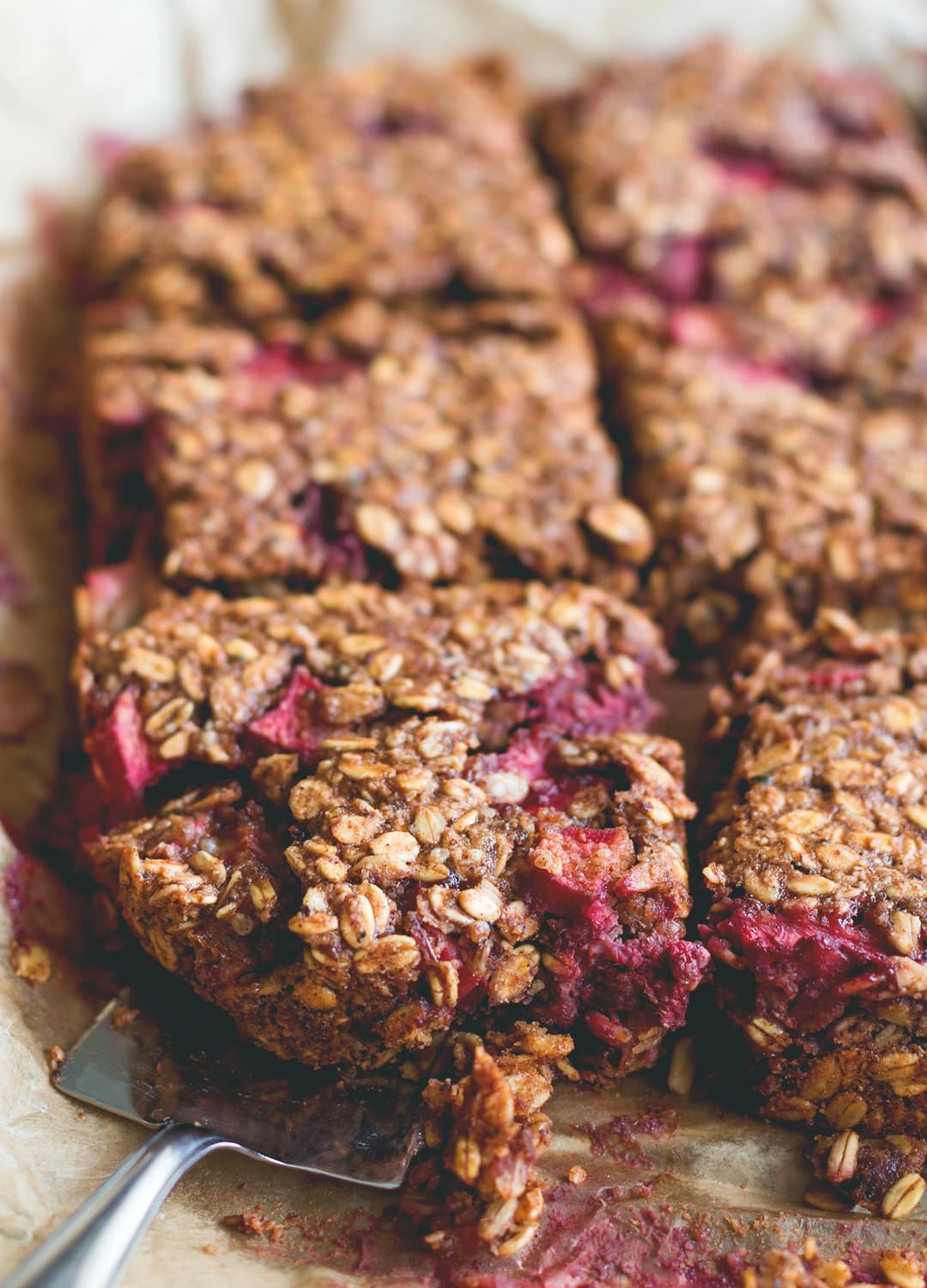 Strawberry Rhubarb Breakfast Oat Bars - delicious breakfast bars that taste totally like a dessert. You'll love this recipe. The rhubarb strawberry combination with maple syrup is divine! It tastes like marzipan! | thehealthfulideas.com