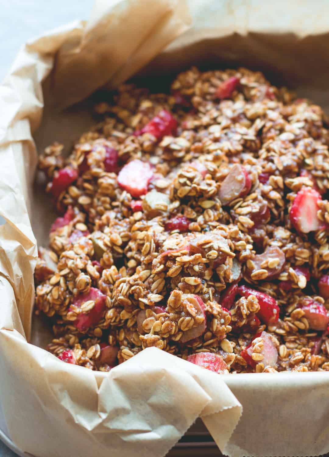 Strawberry Rhubarb Breakfast Oat Bars - delicious breakfast bars that taste totally like a dessert. You'll love this recipe. The rhubarb strawberry combination with maple syrup is divine! It tastes like marzipan! | thehealthfulideas.com