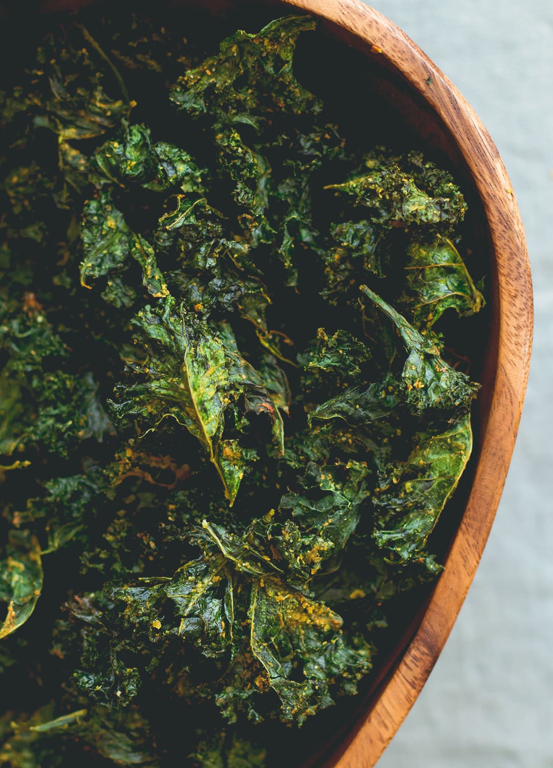 Onion Kale Chips - made in the oven in under 30 minutes! Easy & delicious these kale chips are the perfect movie night snack or anytime you're craving something salty & crunchy. | thehealthfulideas.com