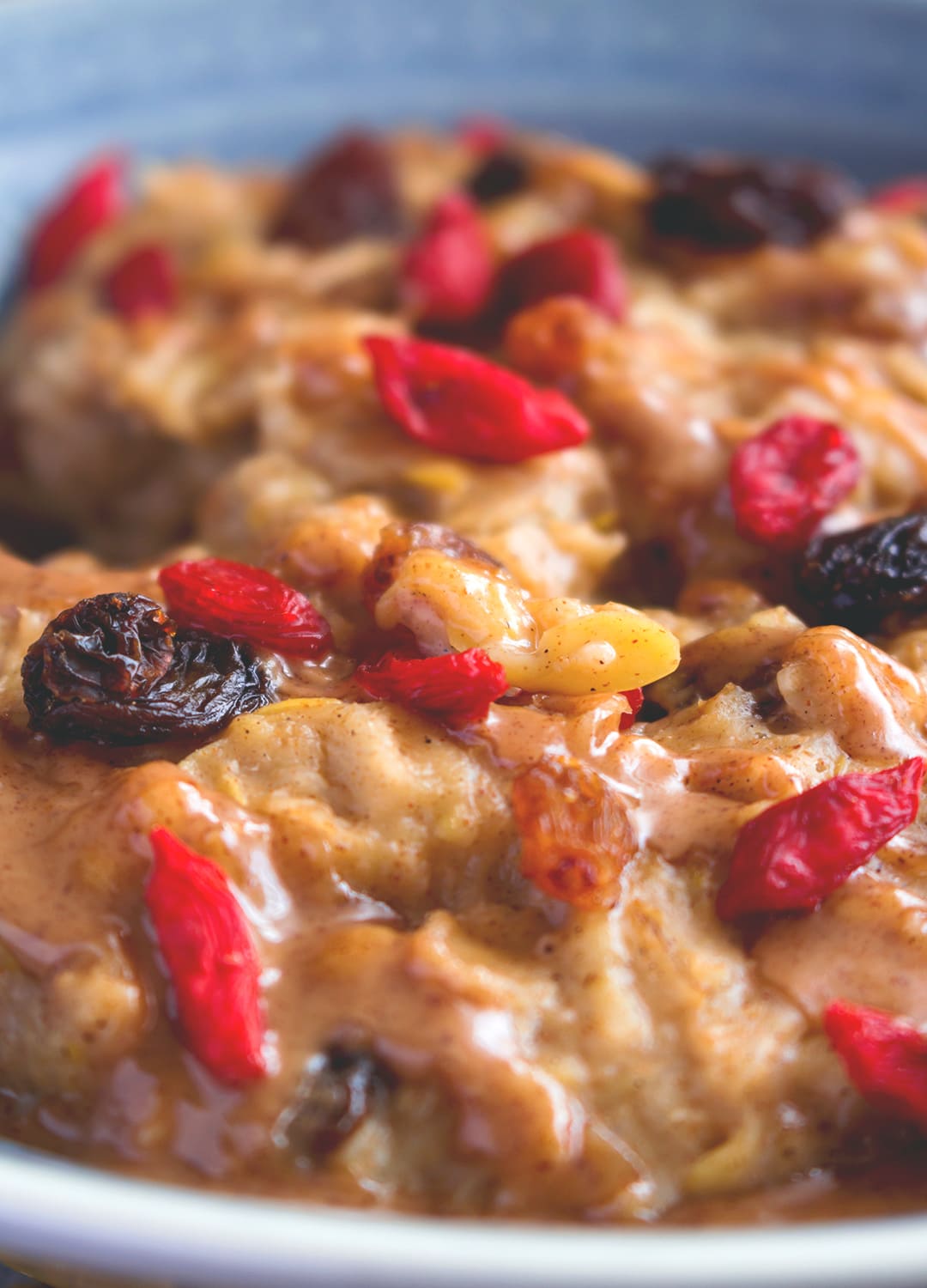Apple Pie Oatmeal with Raisins and Goji Berries is the perfect breakfast for a gloomy Autumn day. It's easy, quick, delicious and really satisfying! I LOVE this recipe! | thehealthfulideas.com