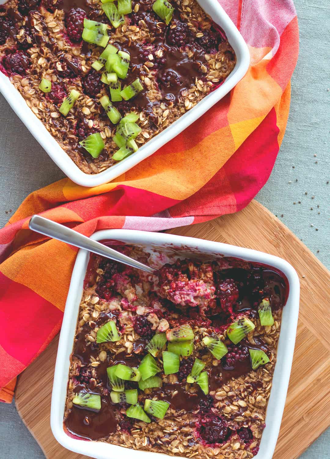 Blackberry Baked Oatmeal - 30 minutes and only 5 ingredients! Oats, almond milk, blackberries, maple syrup, cinnamon, and 2 optional add-ins. We LOVE this recipe! Easy & delicious. | thehealthfulideas.com