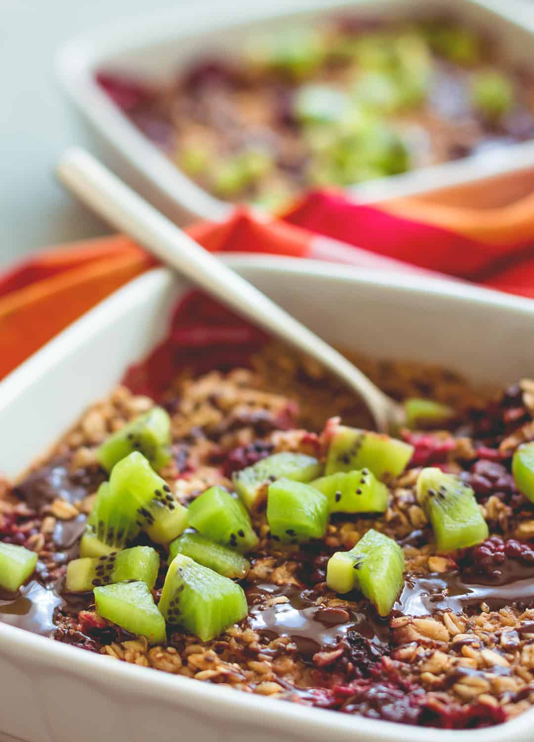 Blackberry Baked Oatmeal - 30 minutes and only 5 ingredients! Oats, almond milk, blackberries, maple syrup, cinnamon, and 2 optional add-ins. We LOVE this recipe! Easy & delicious. | thehealthfulideas.com