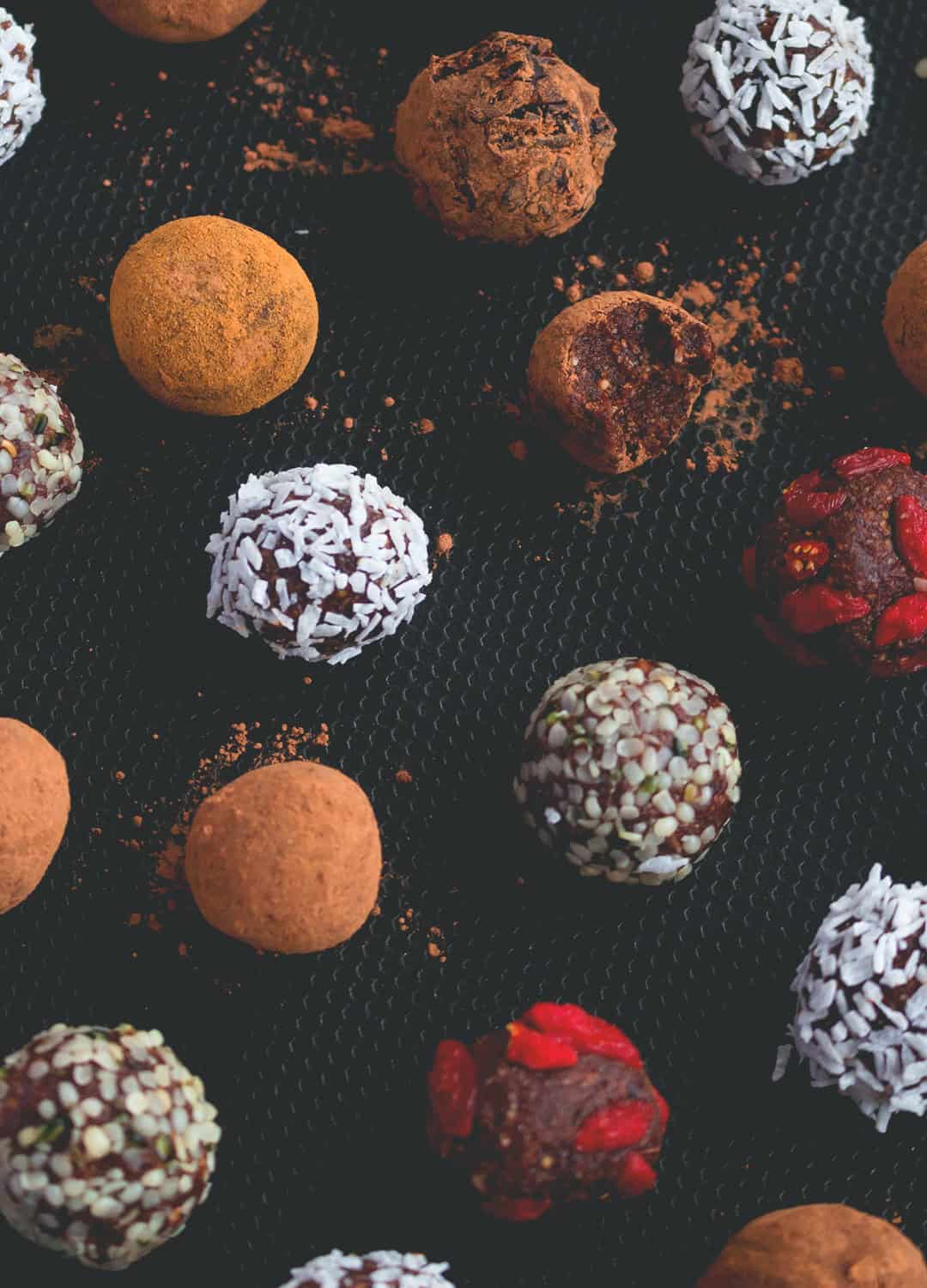 Chocolate Hazelnut Bites - sweet and chocolatey bliss balls, delicious any time of the year. A perfect snack for busy days. Vegan and absolutely heavenly! | thehealthfulideas.com