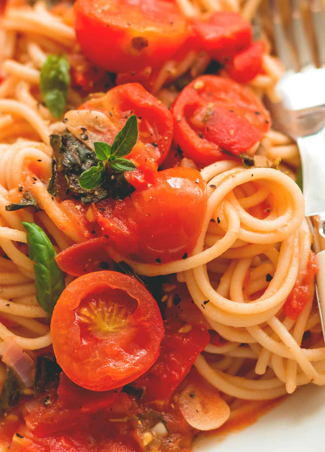 Fresh Tomato Pasta with Herbs - 8 ingredients, ready in less than 30 minutes! We love this recipe. SO delicious, comforting, hearty, and perfect for fall! | thehealthfulideas.com