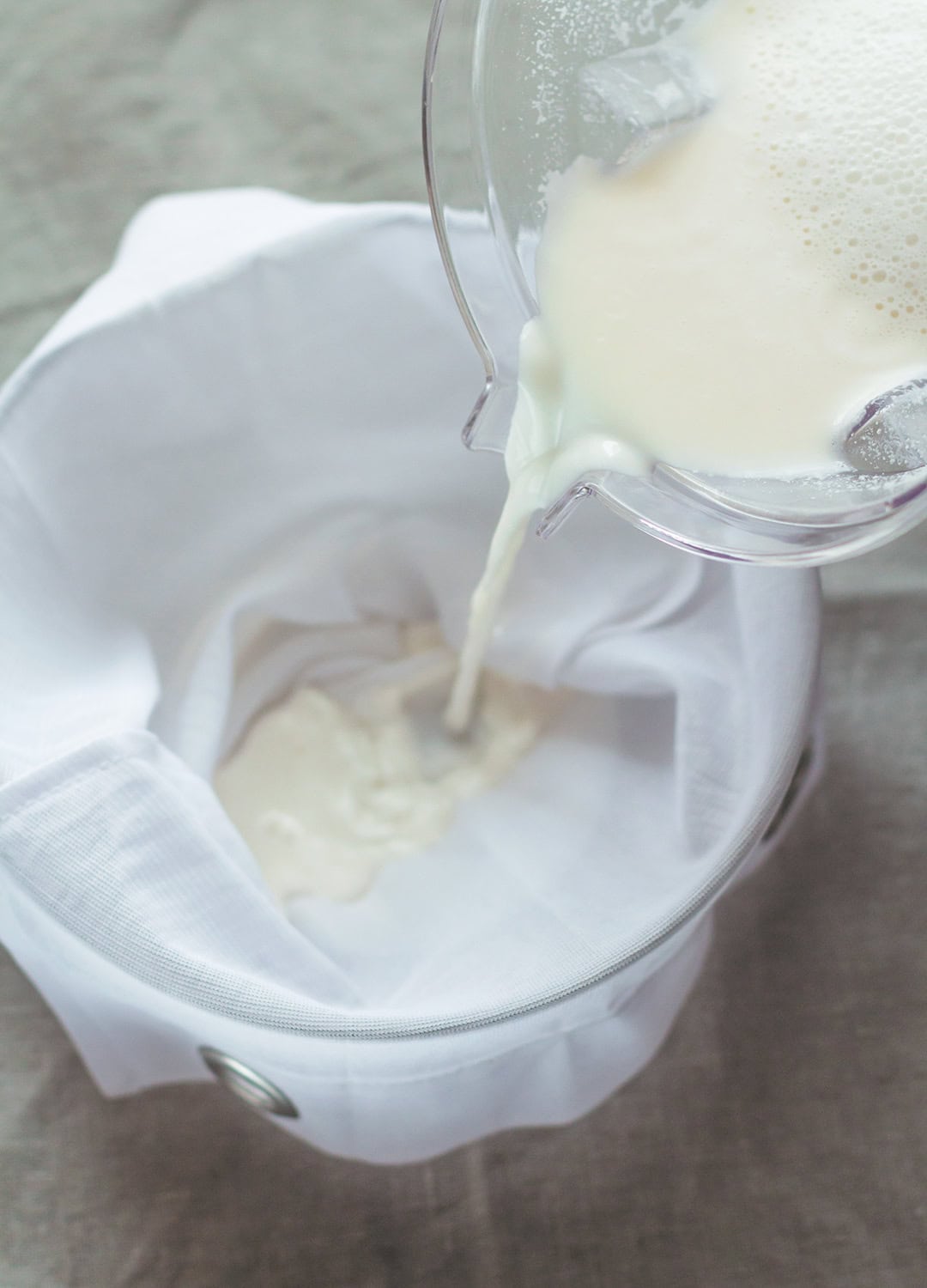 How to Make Almond Milk? Try this quick & EASY recipe, you'll love it! So delicious! | thehealthfulideas.com