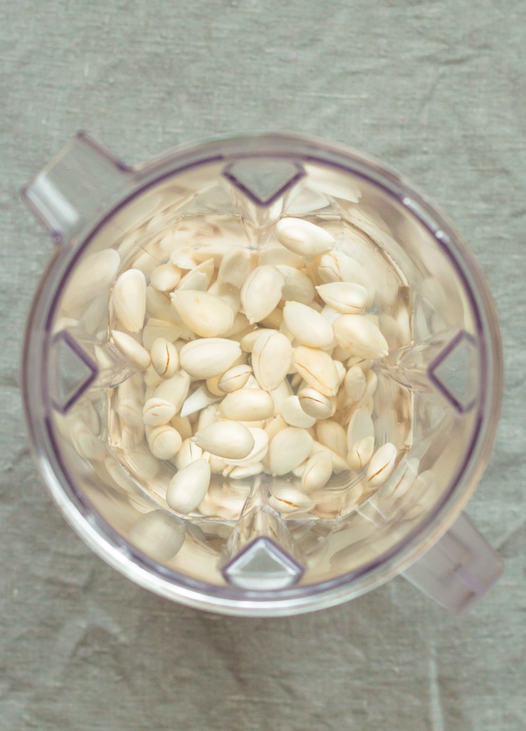 How to Make Almond Milk? Try this quick & EASY recipe, you'll love it! So delicious! | thehealthfulideas.com