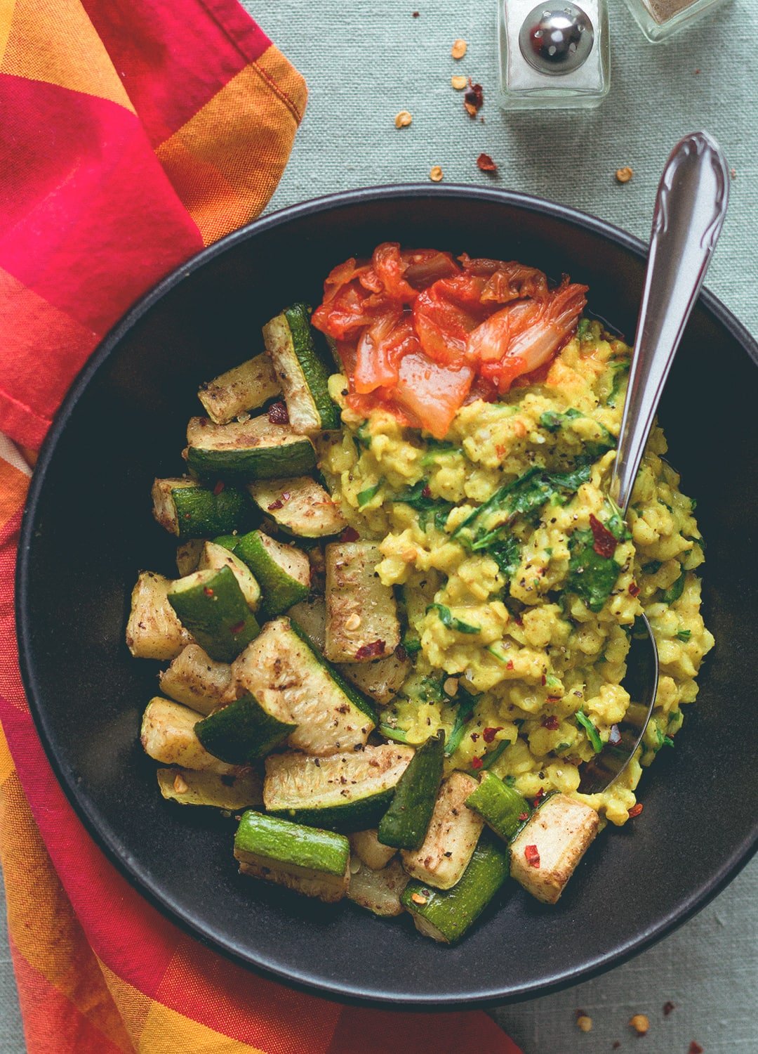 Curry Oatmeal with Roasted Zucchini - savory take on regular oatmeal. SO delicious! Creamy, savory, hearty, comforting, and really satisfying. | thehealthfulideas.com