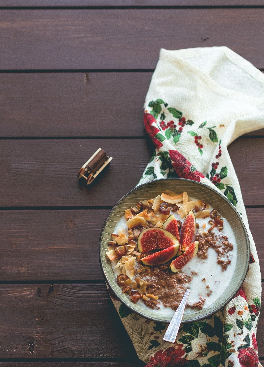 Gingerbread Quinoa Porridge with Toasted Coconut Flakes - vegan GF, and absolutely delicious. The PERFECT Christmas festive porridge! Creamy, spiced to perfection, sweet, satisfying, hearty, and filling. | thehealthfulideas.com
