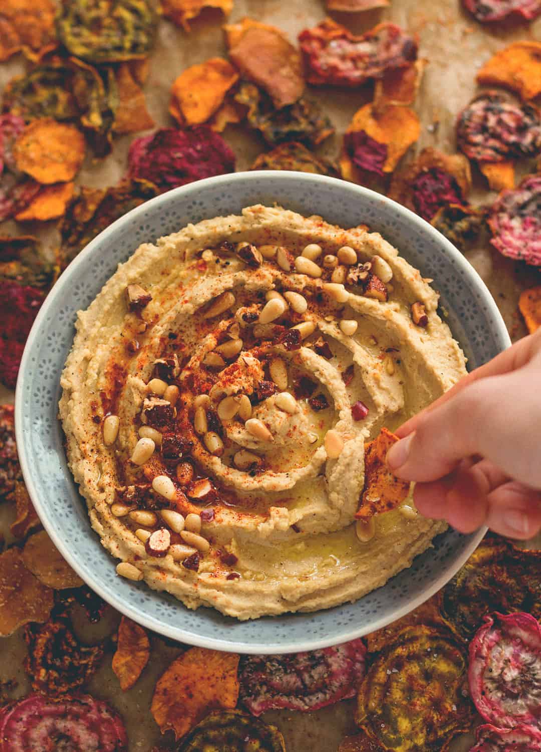 How to Make Hummus in 5 Minutes - it's incredibly easy! You'll totally love this recipe. It's thick, it's creamy, and you only need 4 ingredients! | thehealthfulideas.com