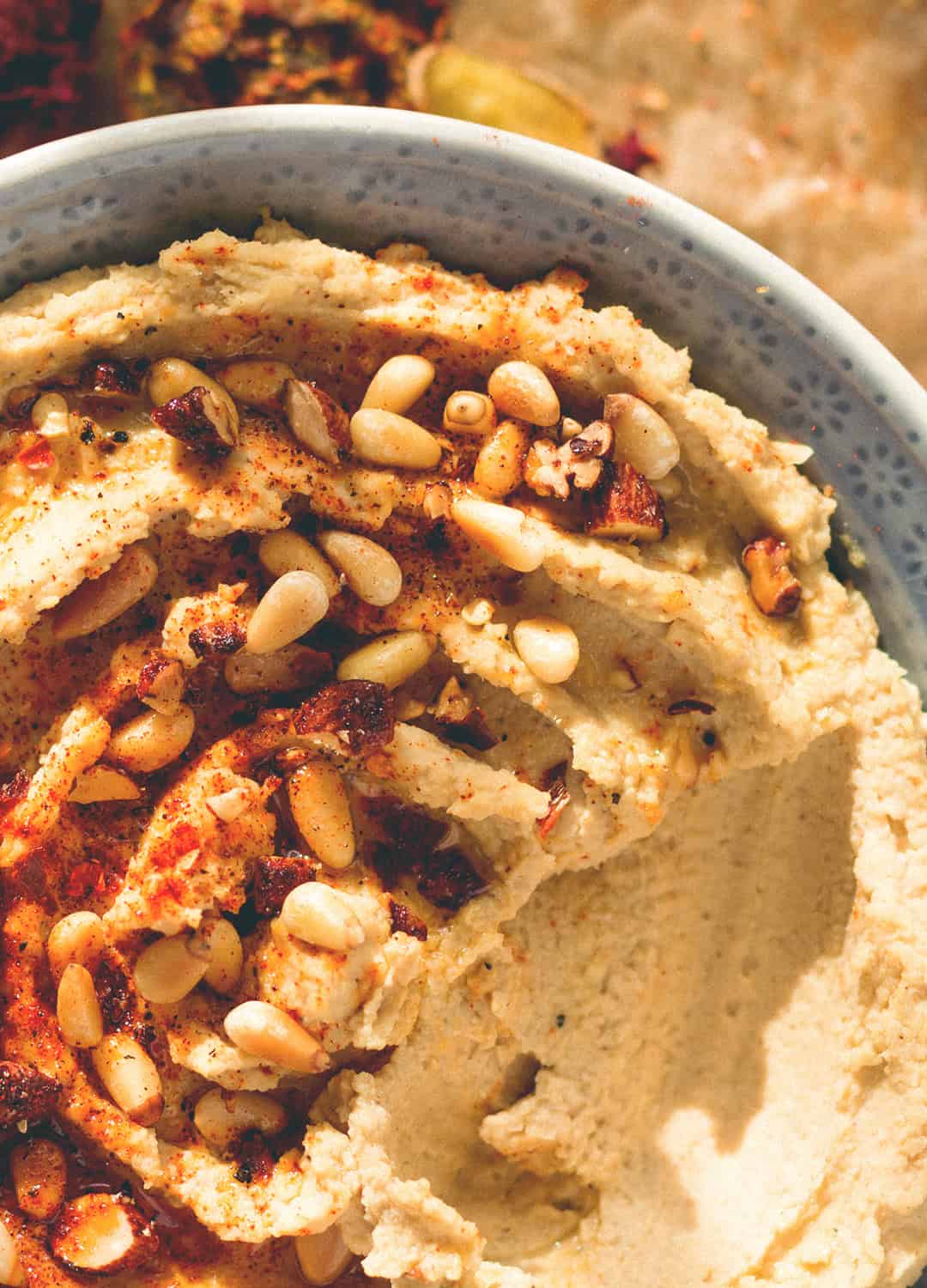 How to Make Hummus in 5 Minutes - it's incredibly easy! You'll totally love this recipe. It's thick, it's creamy, and you only need 4 ingredients! | thehealthfulideas.com