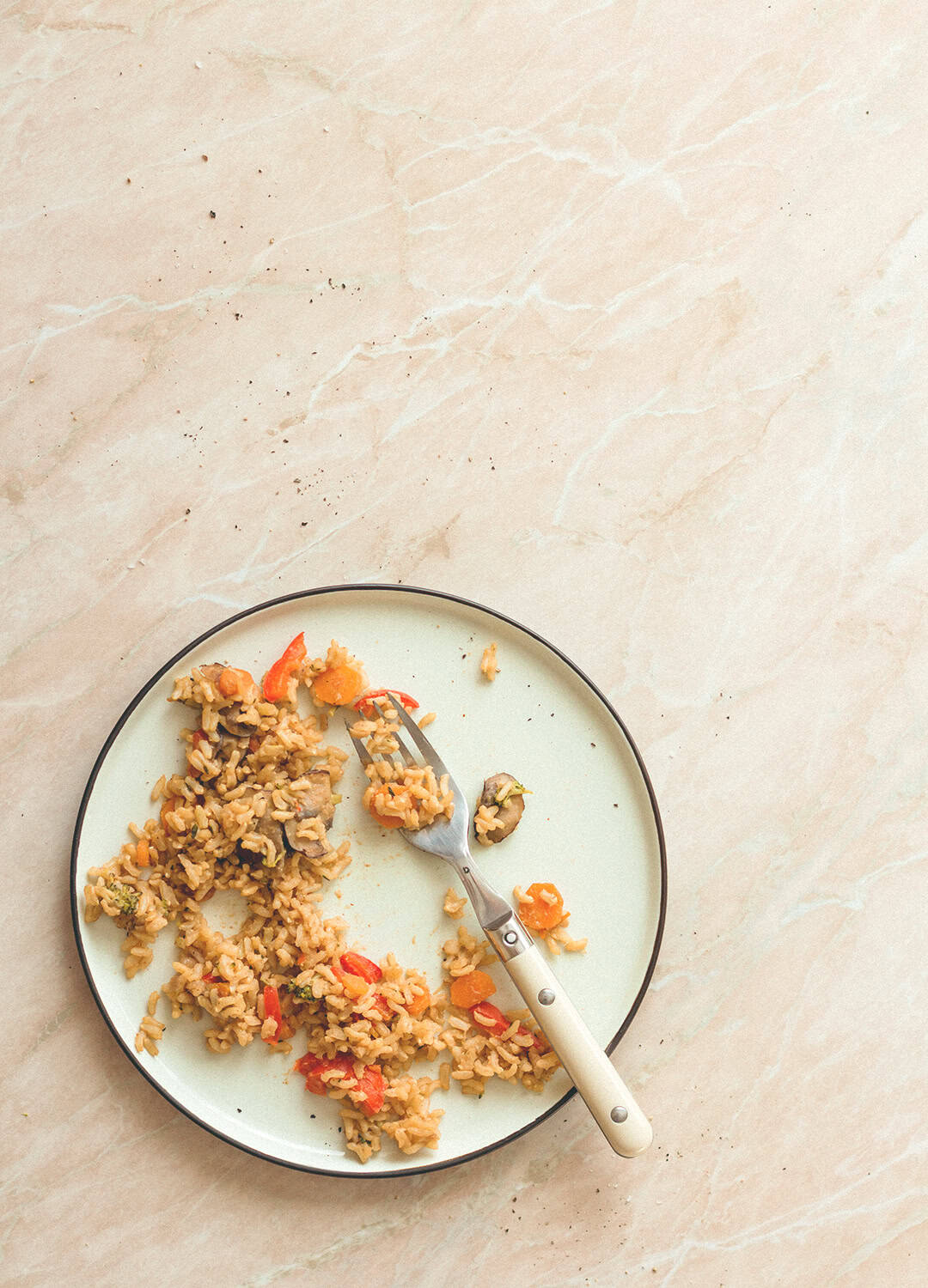 Loaded Veggie Fried Rice - the most comforting, filling, hearty recipe. Made with brown rice, mushrooms, veggies, spices, and tamari almond butter dressing. (vegan, GF) | thehealthfulideas.com