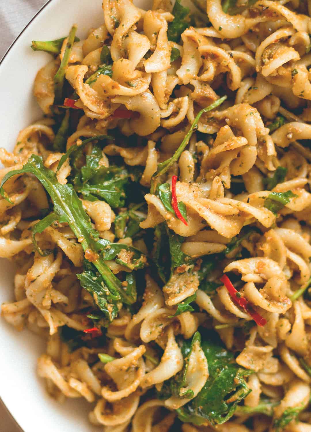 Sundried Tomato Pesto Pasta (vegan, gluten-free) - brown rice pasta, sundried tomatoes, roasted chili, basil, toasted pine nuts, garlic, and arugula. I love this pesto, it's SO delicious! | thehealthfulideas.com